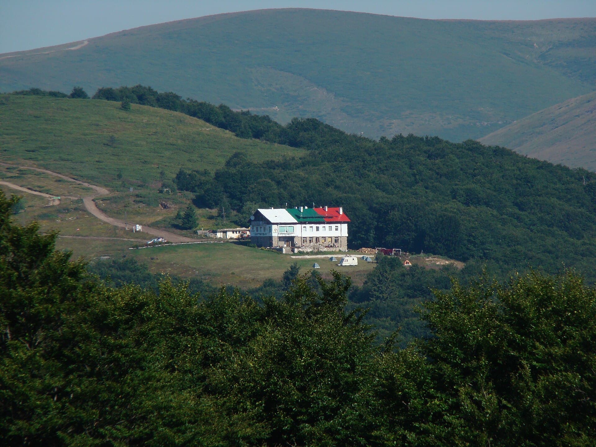 хижа Дерменка (Dermenka hut) (via Wikimedia Commons, CC BY-SA 3.0)