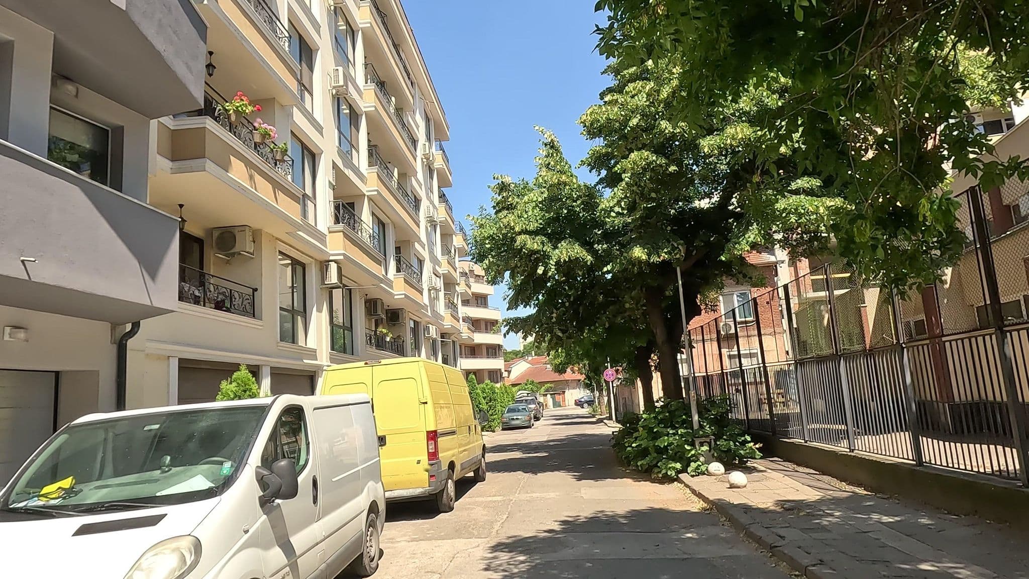 Street view near Тракар Резиденс, отель, Plovdiv — © ivanatora (CC BY-SA · Mapillary)