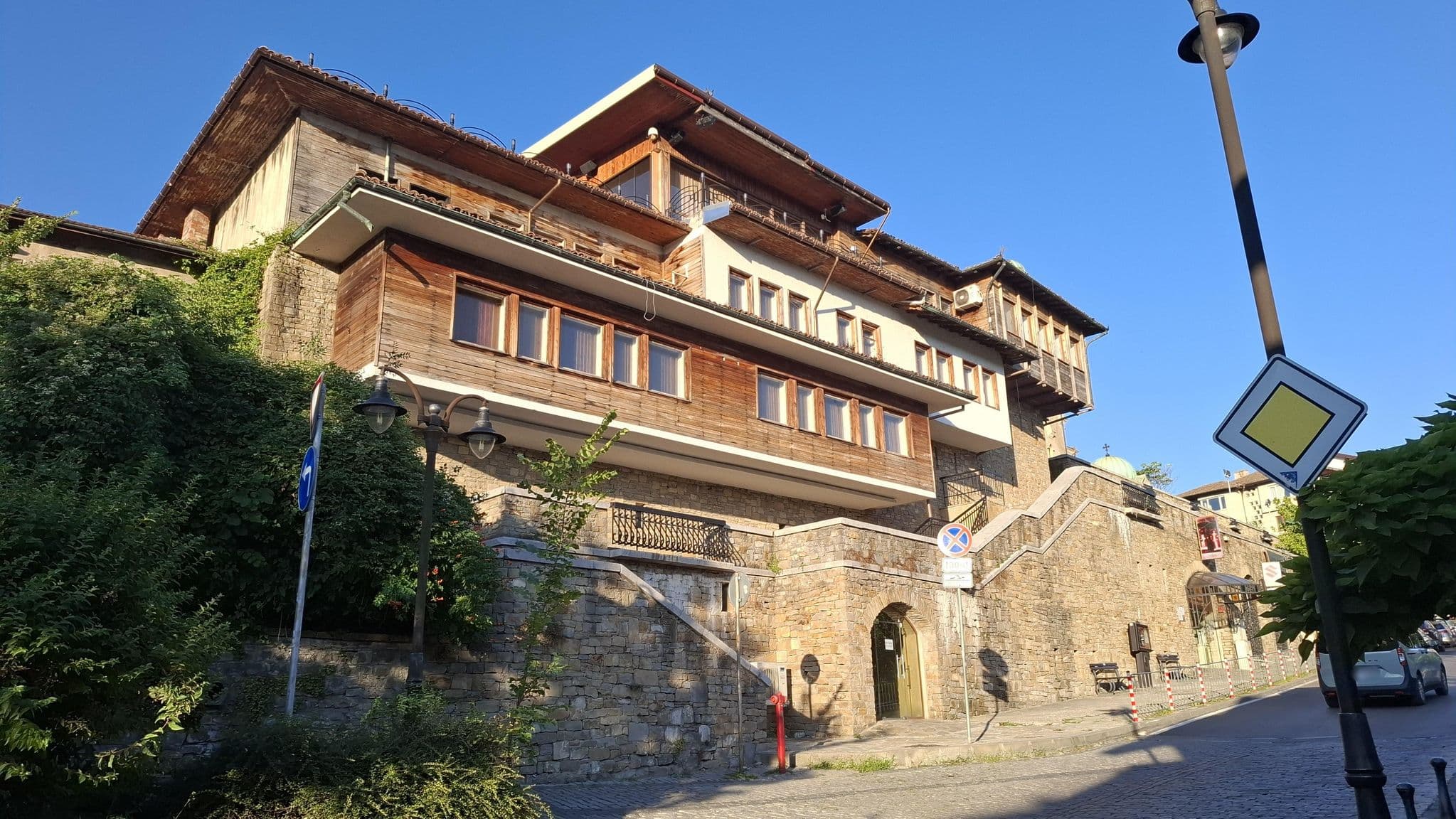 Street view near St George Apartment, Veliko Tŭrnovo — © AndreiDan71 (CC BY-SA · Mapillary)