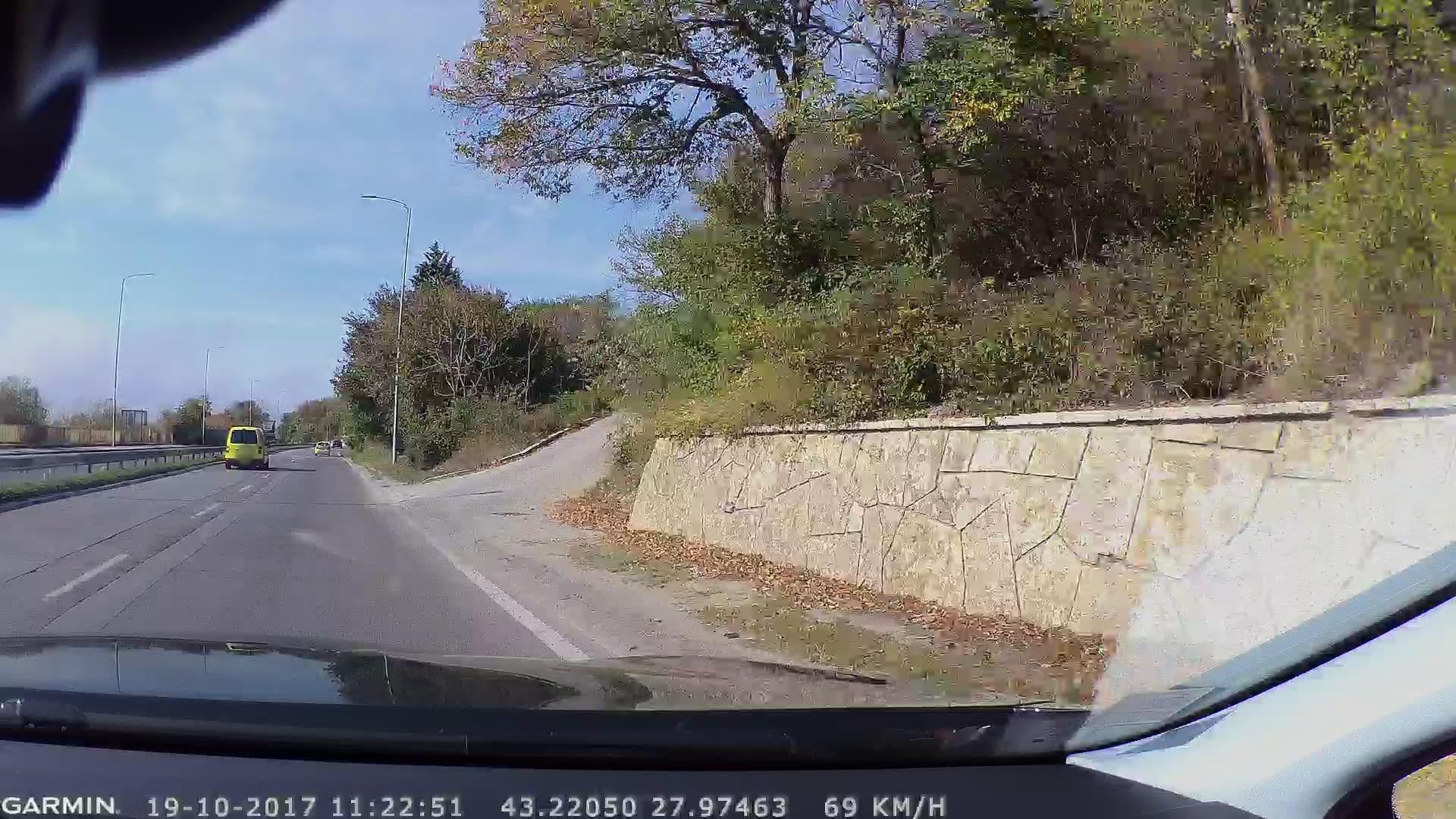 Street view near ПС "Автомагистрали - Черно Море" АД, Zlatni Pyasatsi — © navteq_bg (CC BY-SA · Mapillary)