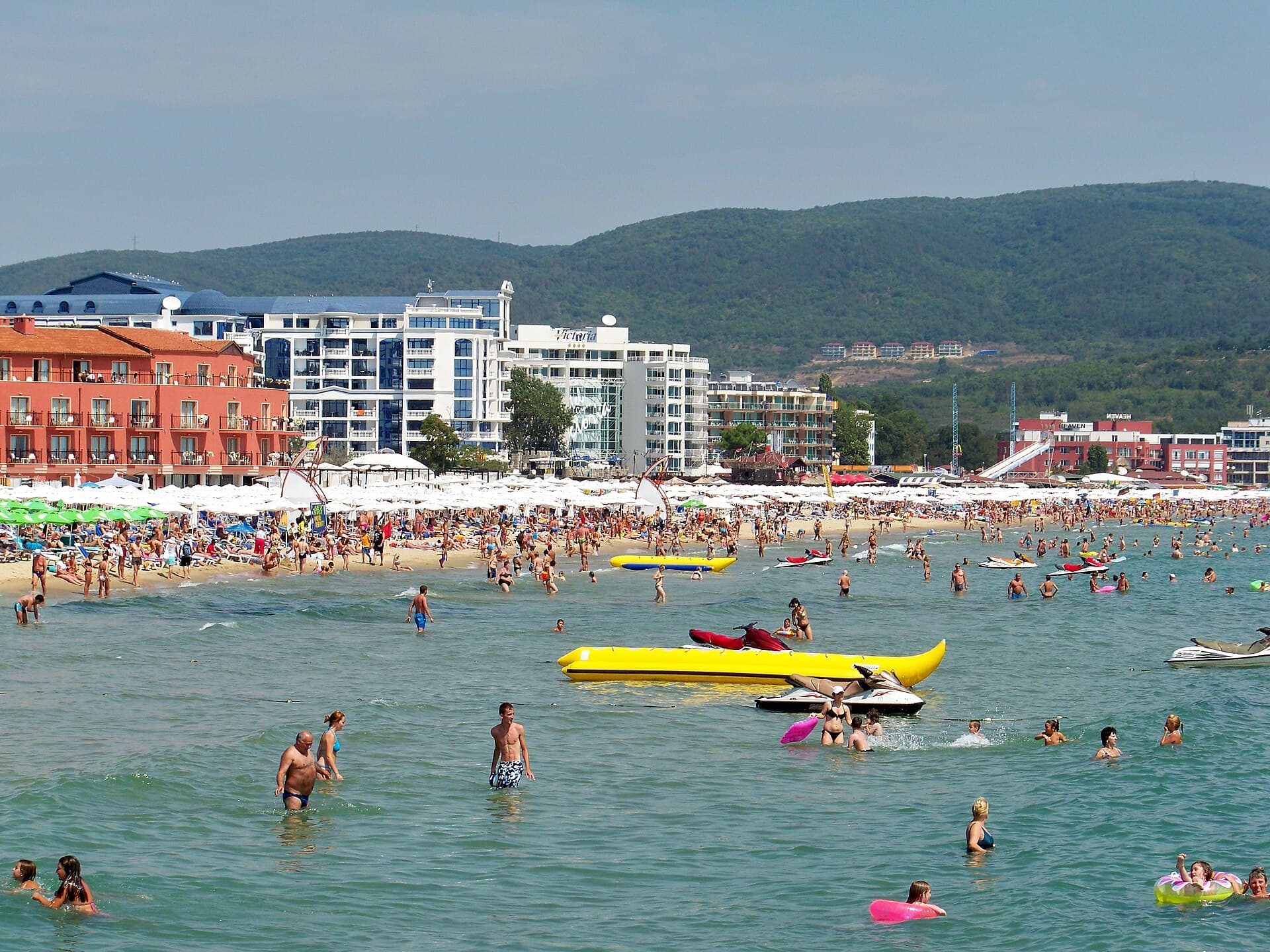 Hotel Astra - Sunny beach (via Wikimedia Commons, CC BY-SA 4.0)