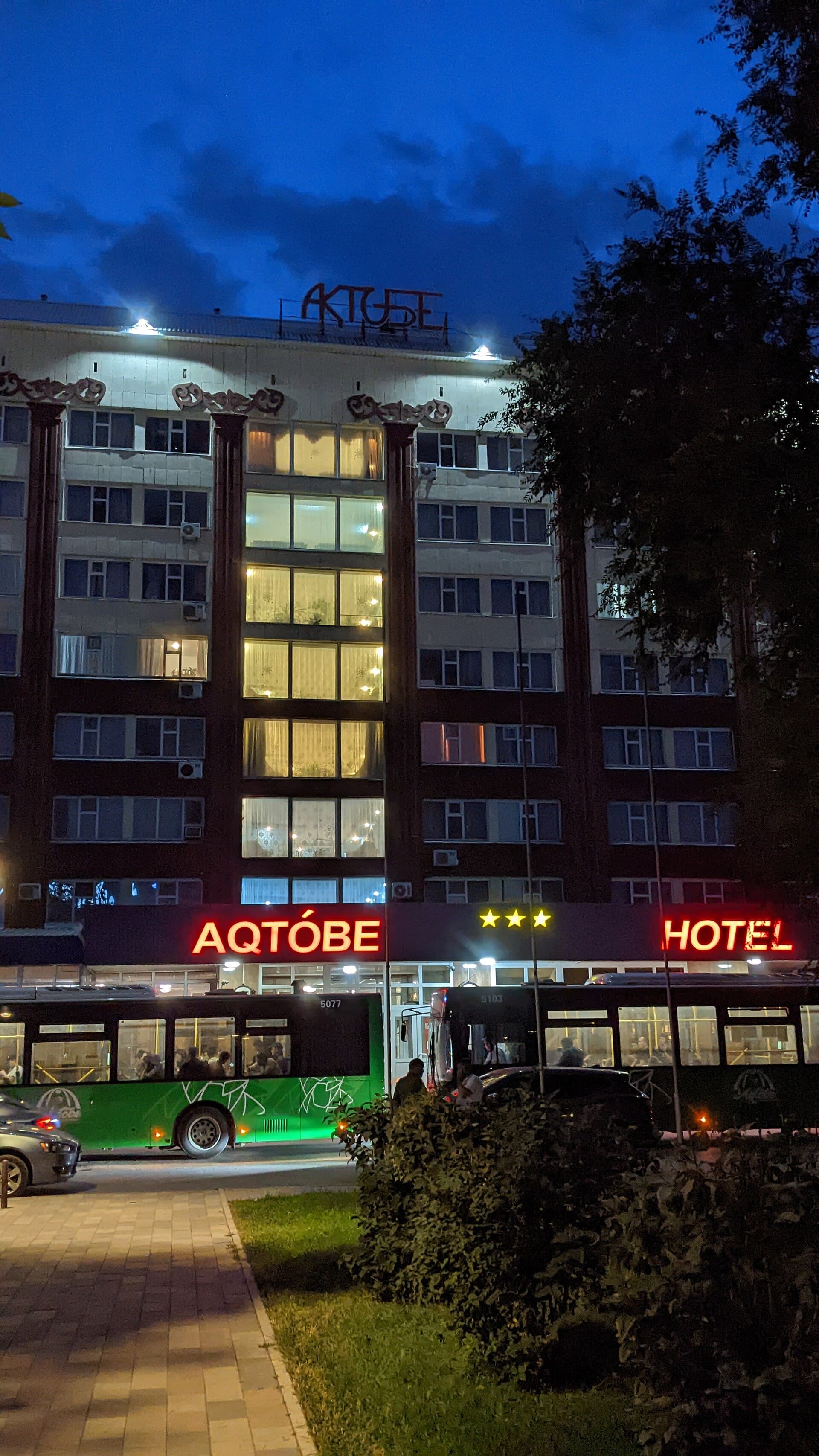 Гостиница Актобе / Aktobe Hotel (via Wikimedia Commons, CC BY-SA 4.0)