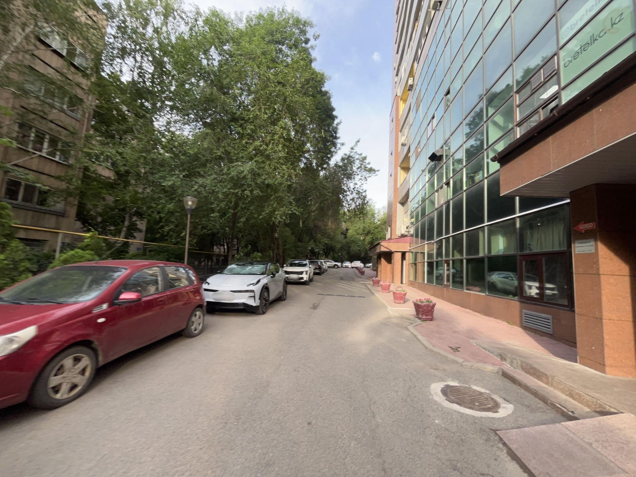 Street view near DimAL Hostel, Almaty — © ruslan_fat (CC BY-SA · Mapillary)