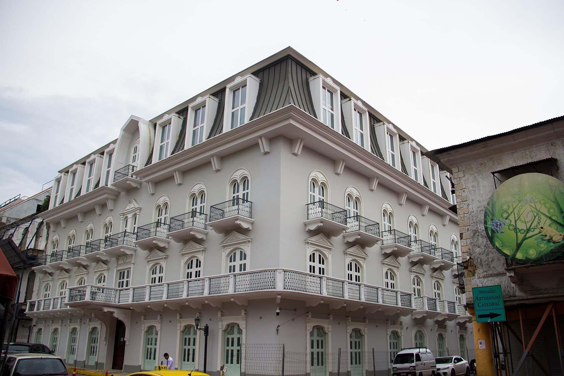 CENTRAL HOTEL PANAMÁ (via Wikimedia Commons, CC BY-SA 4.0)