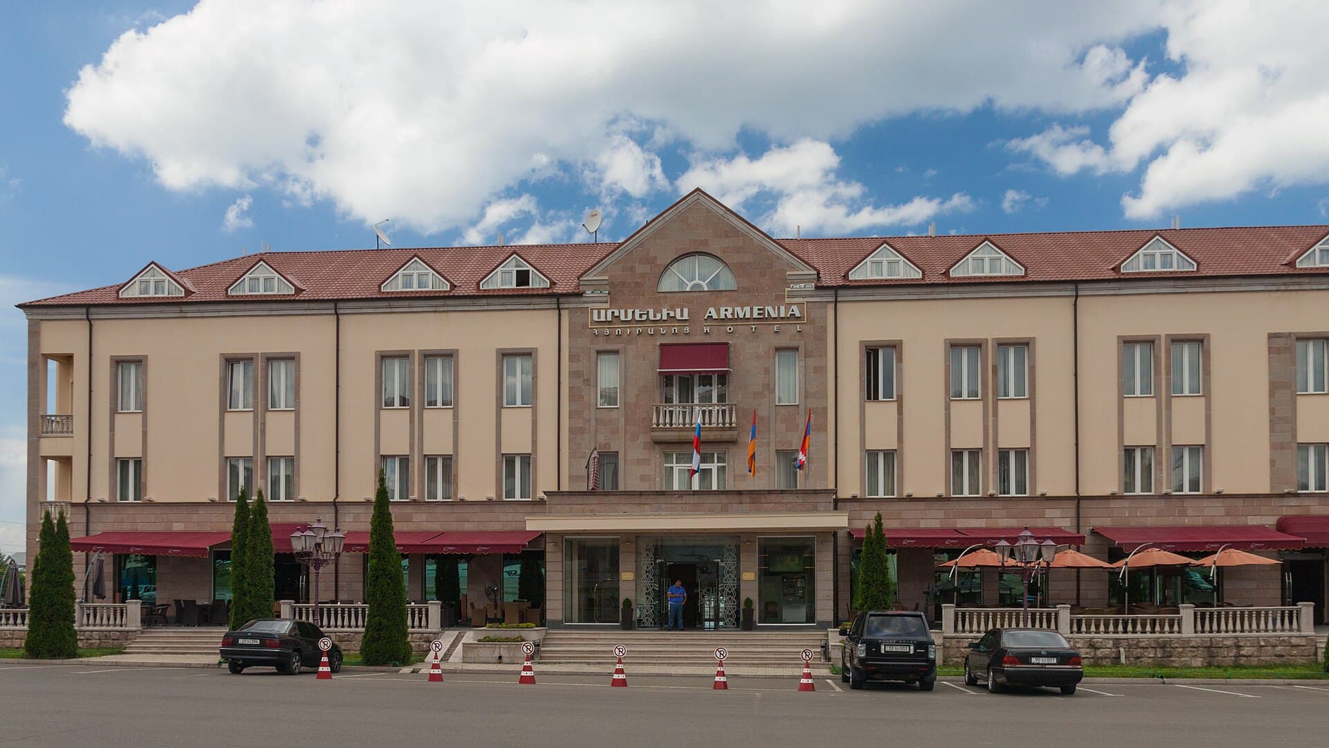 Armenia hotel (via Wikimedia Commons, CC BY-SA 4.0)