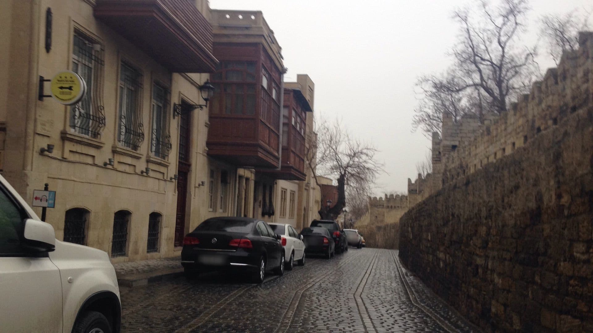 Street view near Icheri Sheher Hotel, Badamdar — © geomapper69 (CC BY-SA · Mapillary)