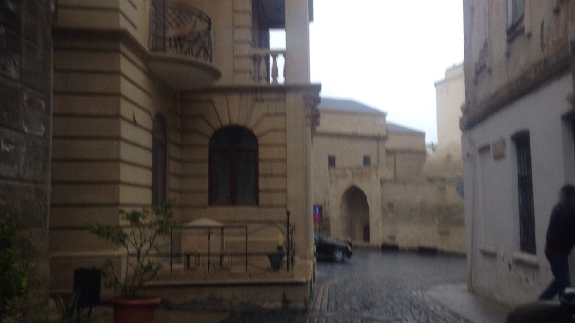 Street view near Pera Hotel, Badamdar — © geomapper69 (CC BY-SA · Mapillary)