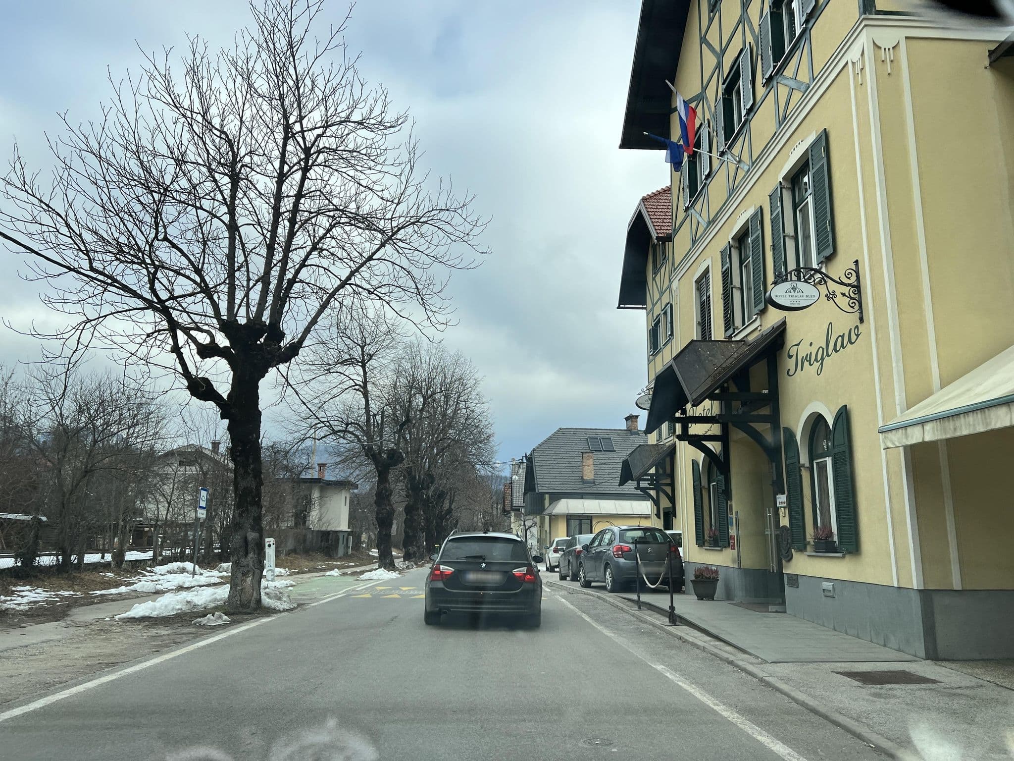 Street view near Hotel Triglav Bled, Bled — © igorzo (CC BY-SA · Mapillary)