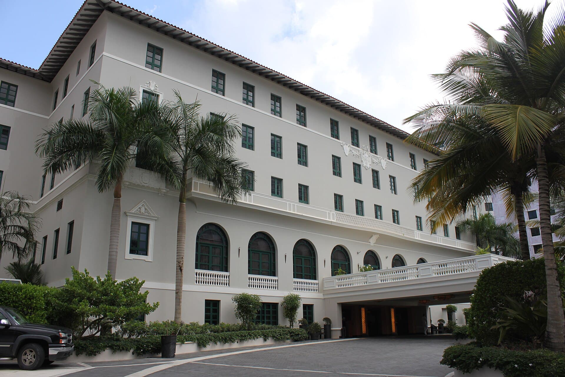 Condado Vanderbilt Pool (via Wikimedia Commons, CC BY-SA 3.0)