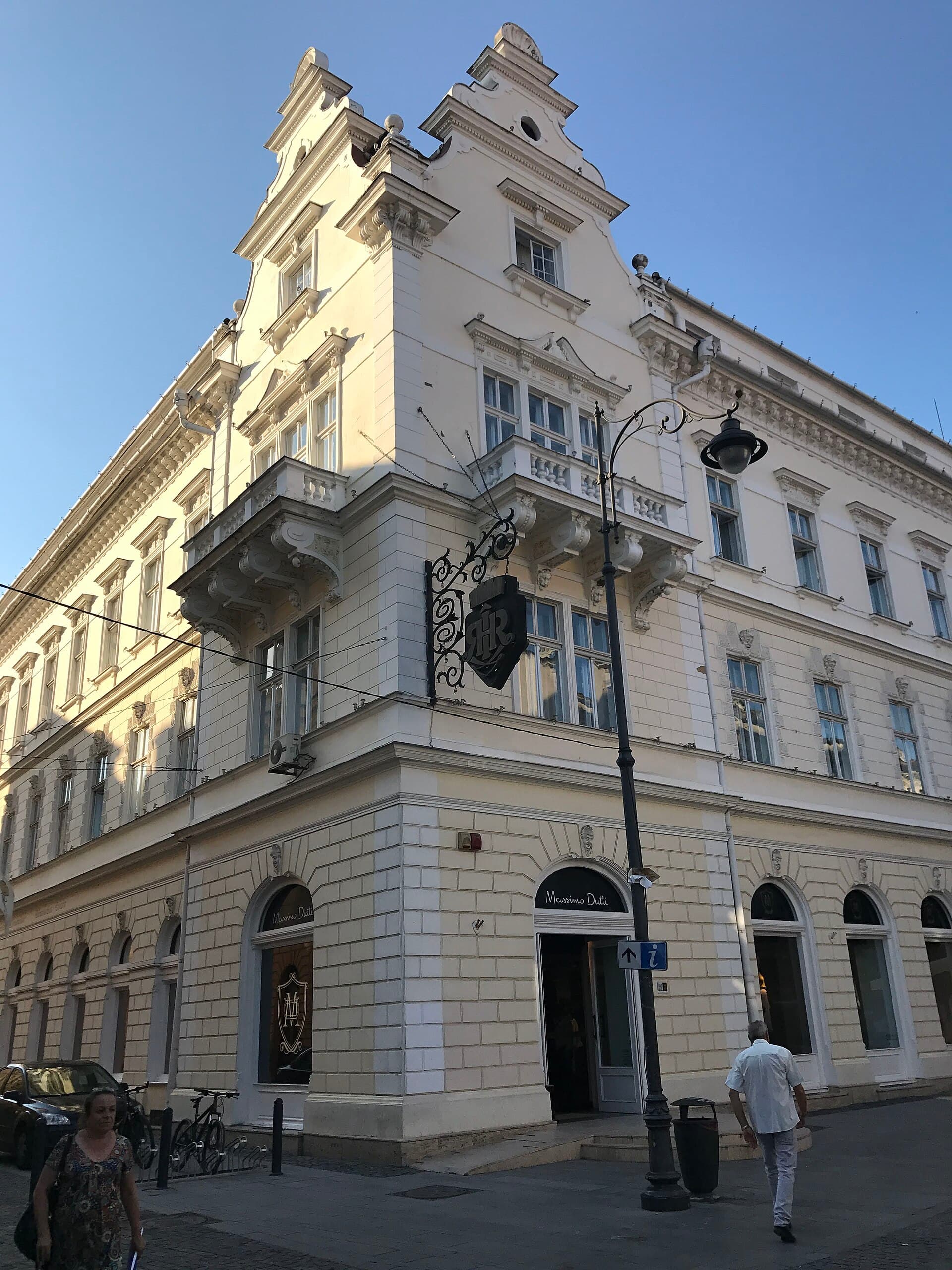Hotel Împăratul Romanilor (via Wikimedia Commons, CC BY-SA 4.0)