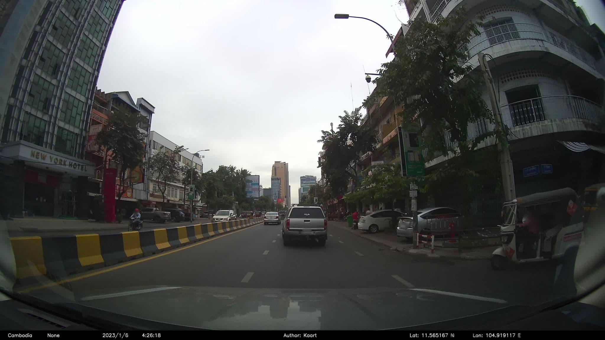 Street view near New York Hotel Phnom Penh, Phnom Penh — © kaart_2 (CC BY-SA · Mapillary)