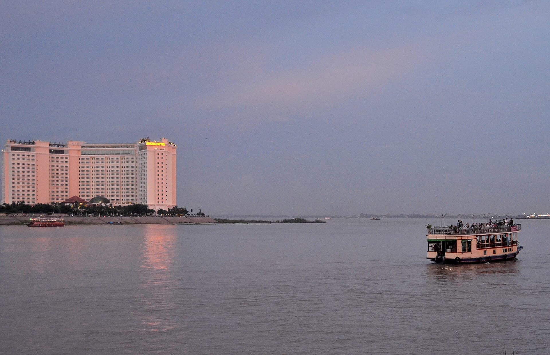 Sokha Phnom Penh Hotel & Residence (via Wikimedia Commons, CC BY 4.0)