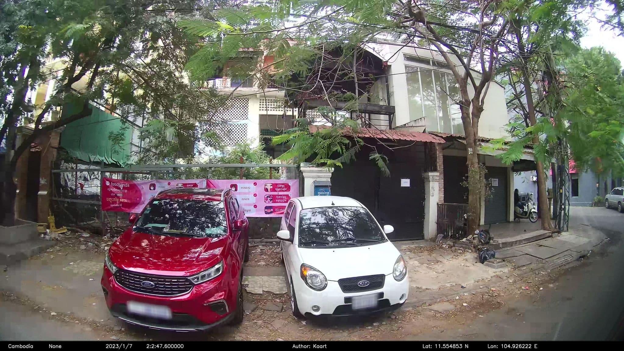 Street view near Blue Dog Hostel, Phnom Penh — © kaart_2 (CC BY-SA · Mapillary)