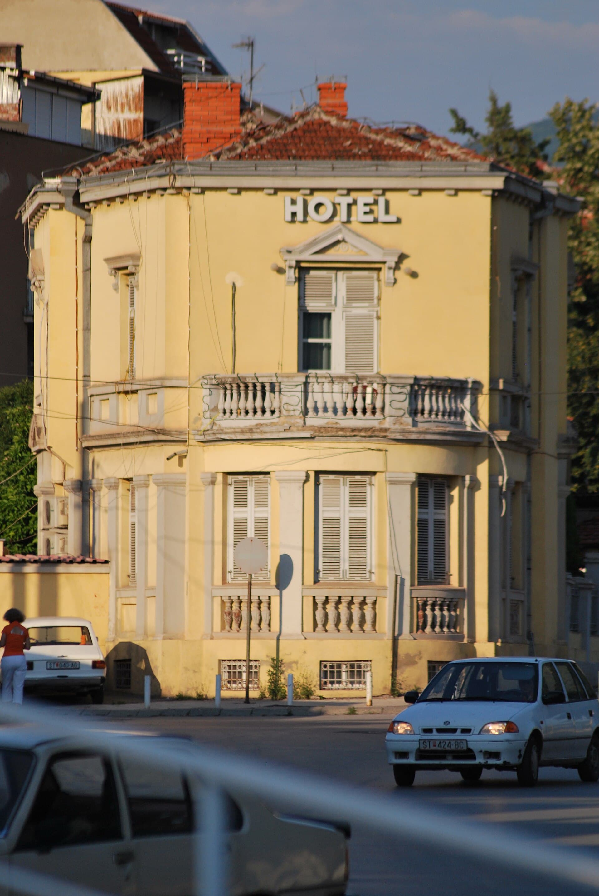 Hotel Garni (via Wikimedia Commons, CC BY-SA 3.0)