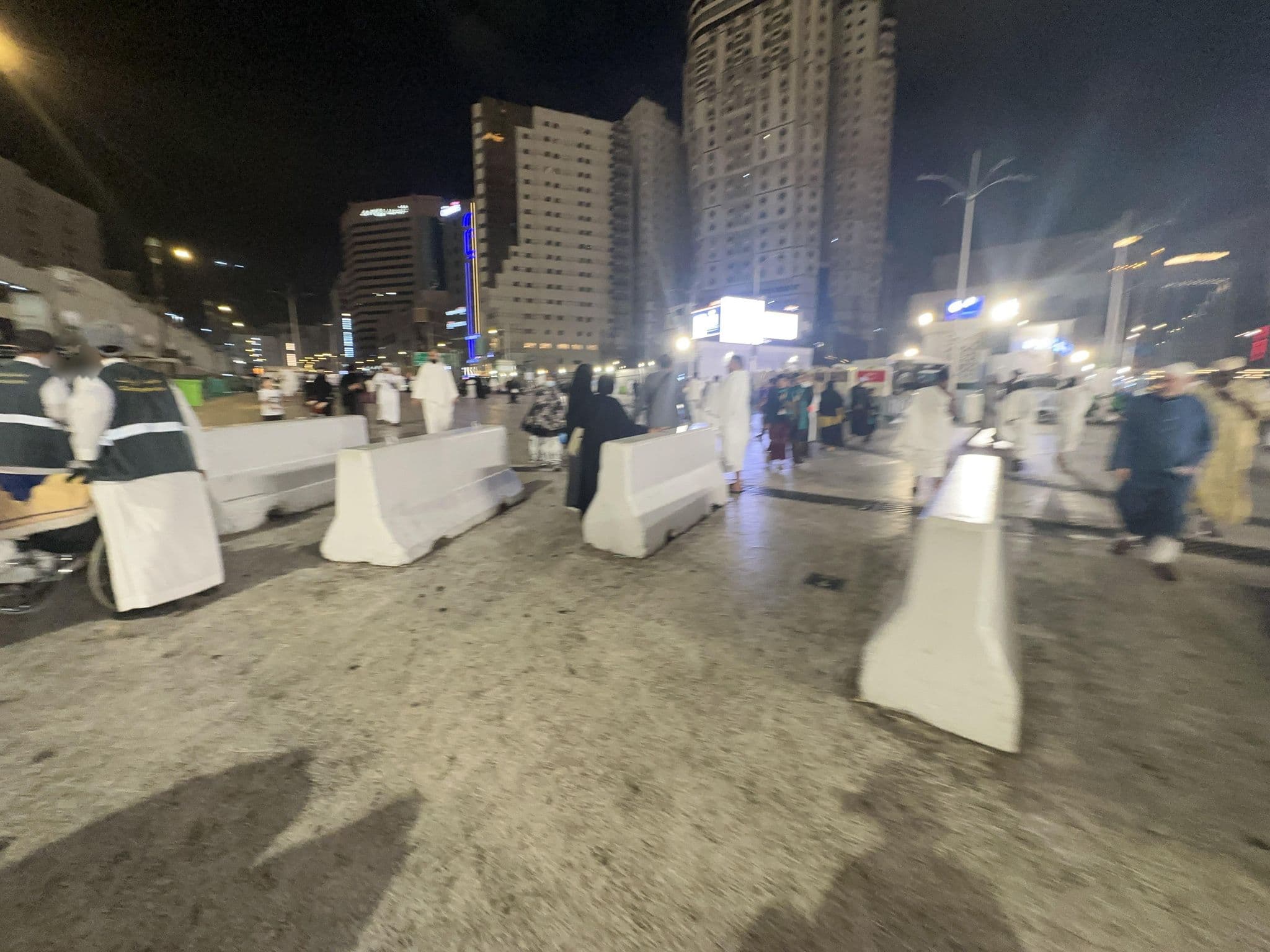 Street view near Makkah Guest palace | قصر الضيافة بمكة, Makkah — © asturksever (CC BY-SA · Mapillary)