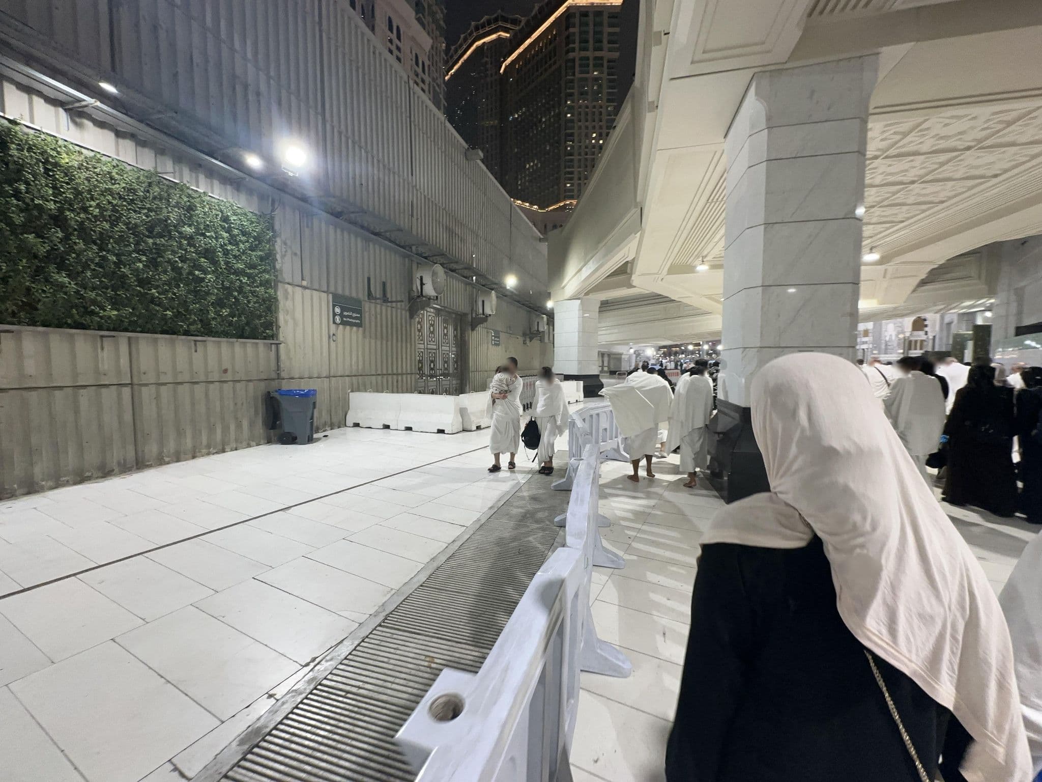 Street view near Al Safwah Towers Hotel - Mecca, Kingdom of Saudi Arabia, Makkah — © asturksever (CC BY-SA · Mapillary)