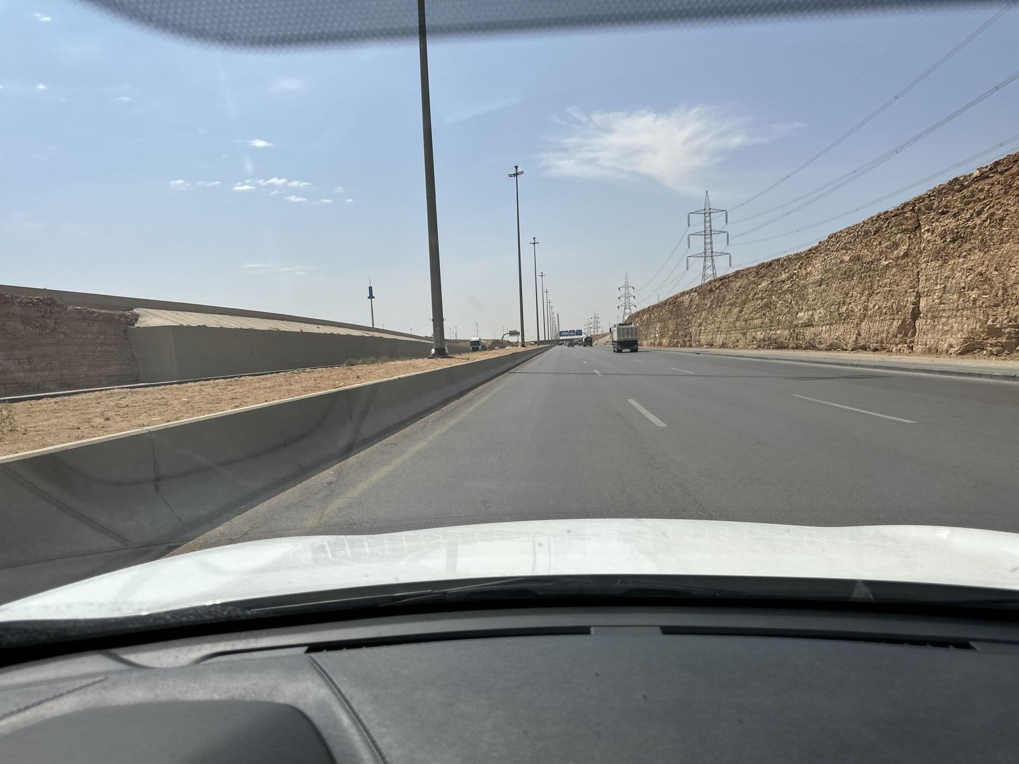 Street view near Three Nights Hotel, ‘Irqah — © Ayeidj (CC BY-SA · Mapillary)