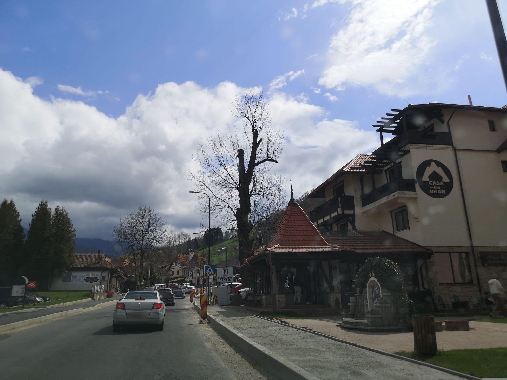 Street view near Casa din Bran, Bran — © moon4 (CC BY-SA · Mapillary)