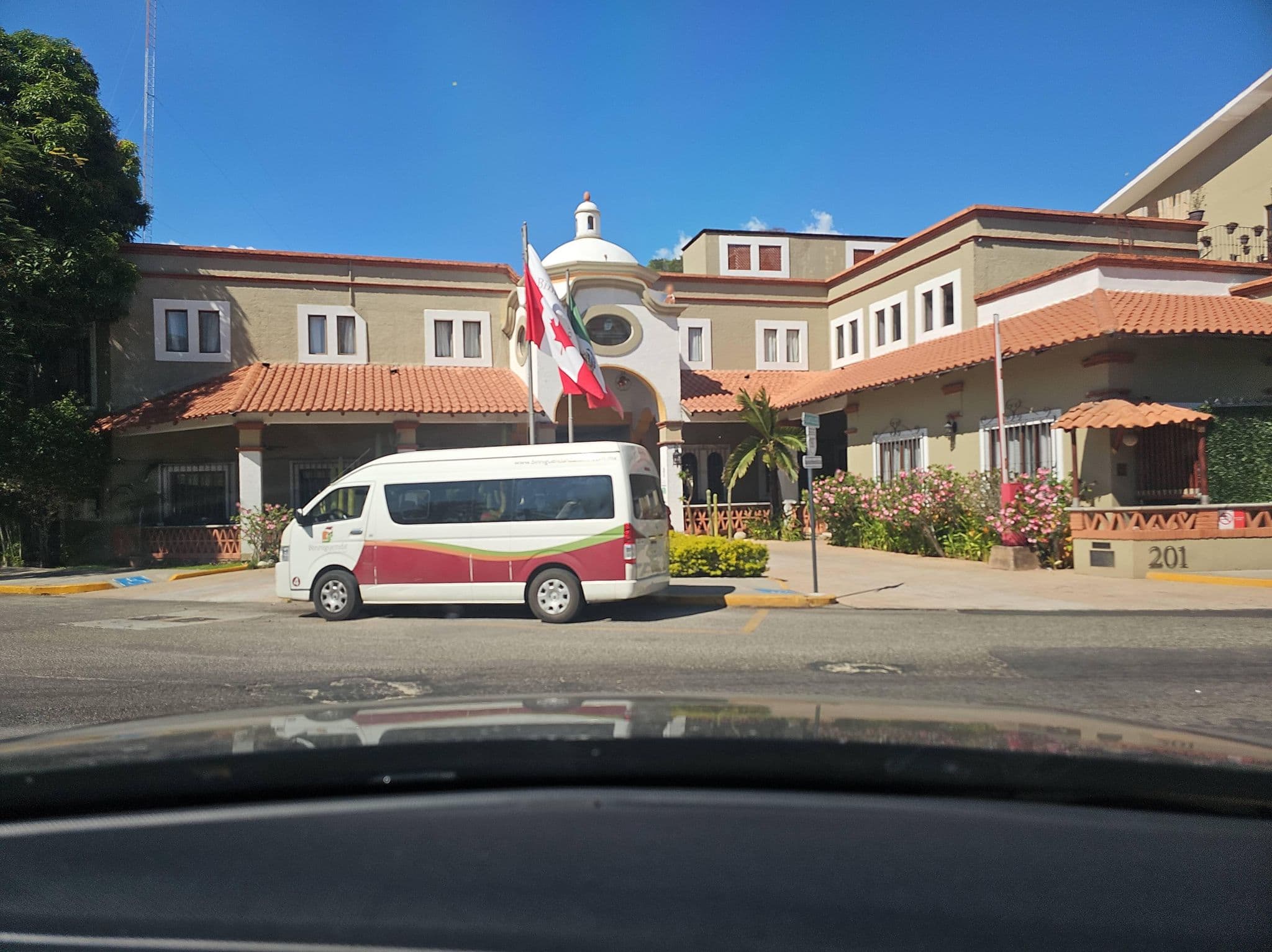 Street view near Binniguenda All Inclusive Huatulco, Crucecita — © ezaratemx (CC BY-SA · Mapillary)