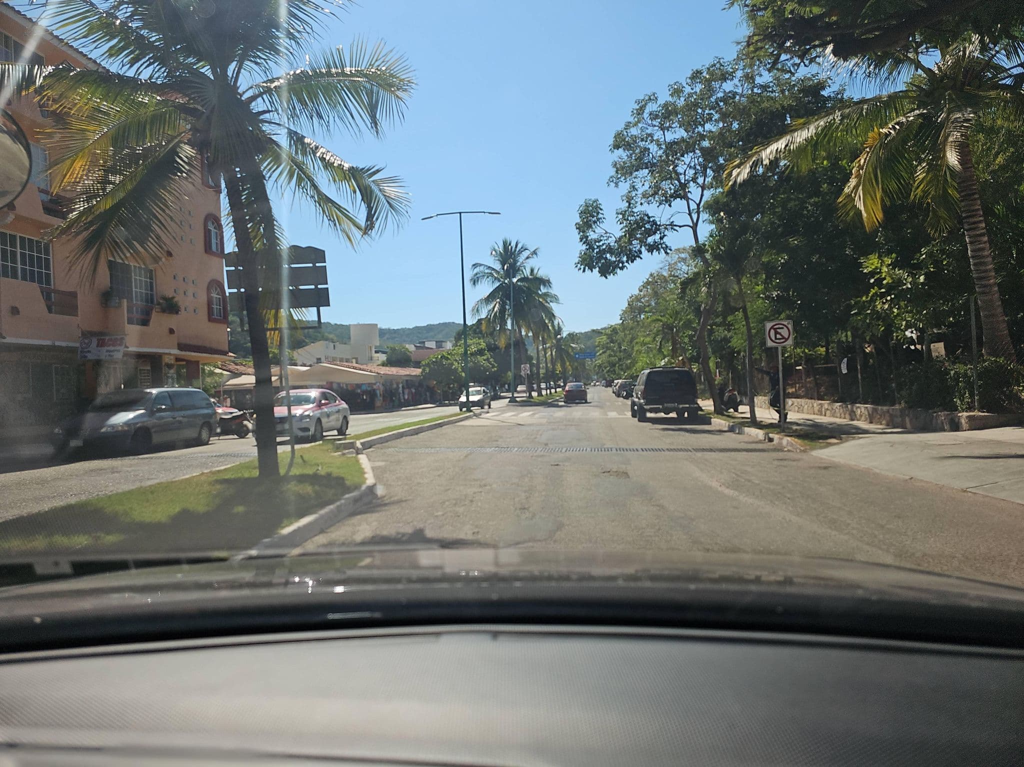 Street view near Holiday Inn Huatulco, Crucecita — © ezaratemx (CC BY-SA · Mapillary)