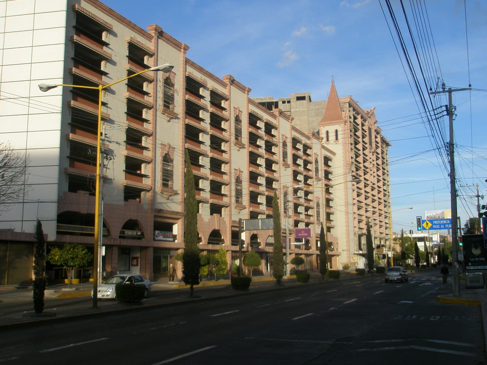 Hotel Real Plaza (via Wikimedia Commons, CC BY-SA 3.0)