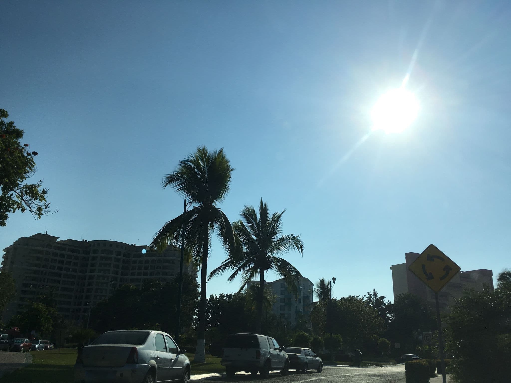 Street view near park royal hotel, Ixtapa-Zihuatanejo — © nicovargas (CC BY-SA · Mapillary)