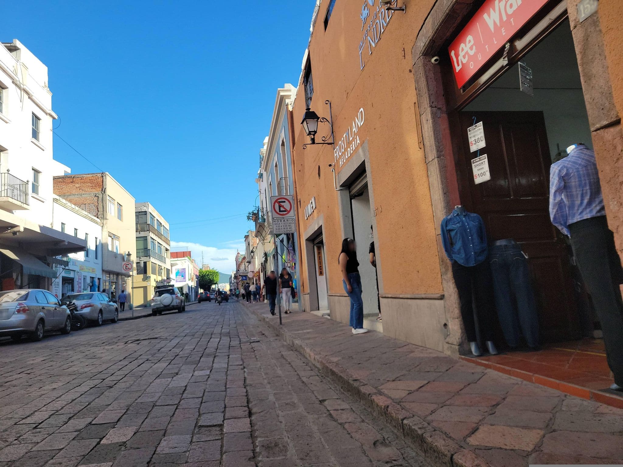 Street view near Hotel Del Marqués, Santiago de Querétaro — © capNemo (CC BY-SA · Mapillary)