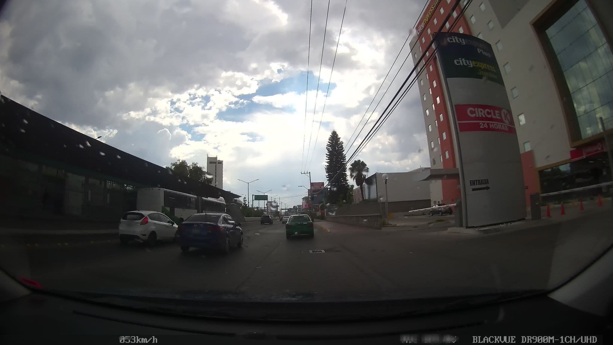Street view near City Express Junior Poliforum, León de los Aldama — © kaart_3 (CC BY-SA · Mapillary)