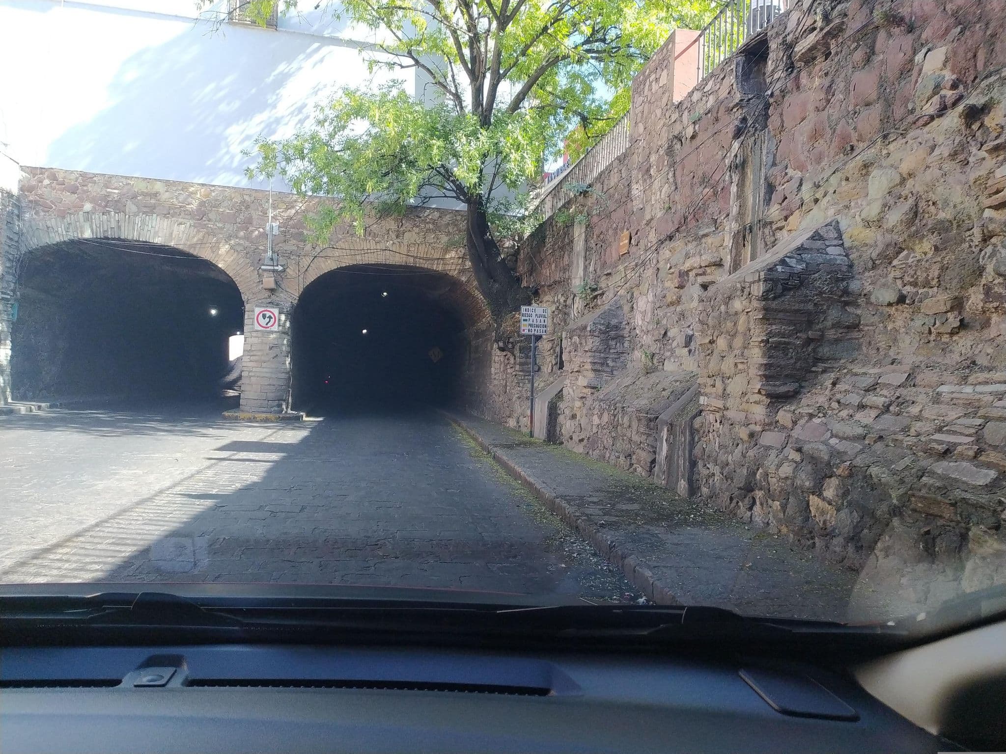 Street view near CASA EL OMBLIGO DE LA LUNA, Guanajuato — © xe1gyp (CC BY-SA · Mapillary)