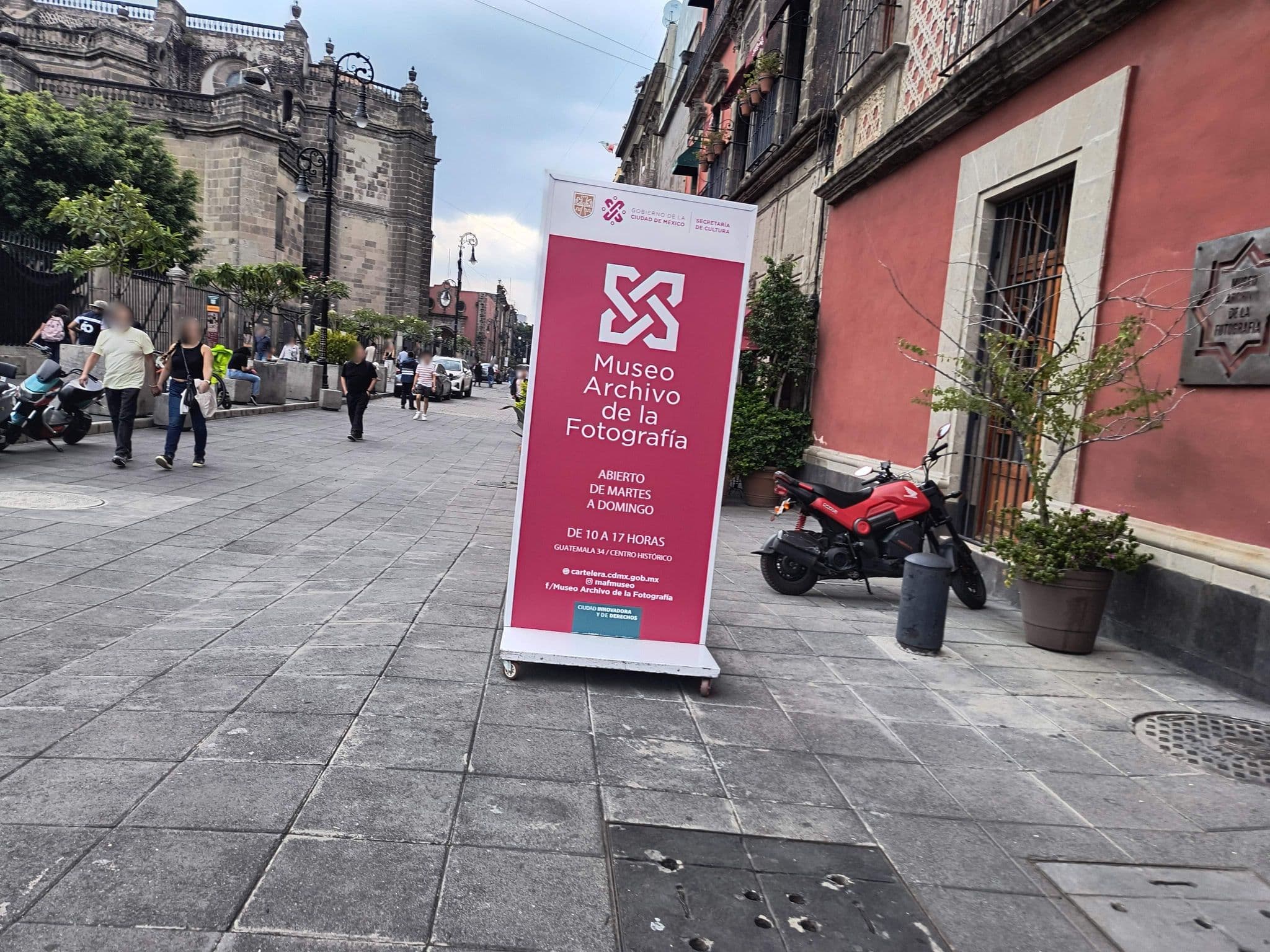 Street view near Hostal Mexiqui, Mexico City — © mapeadora (CC BY-SA · Mapillary)