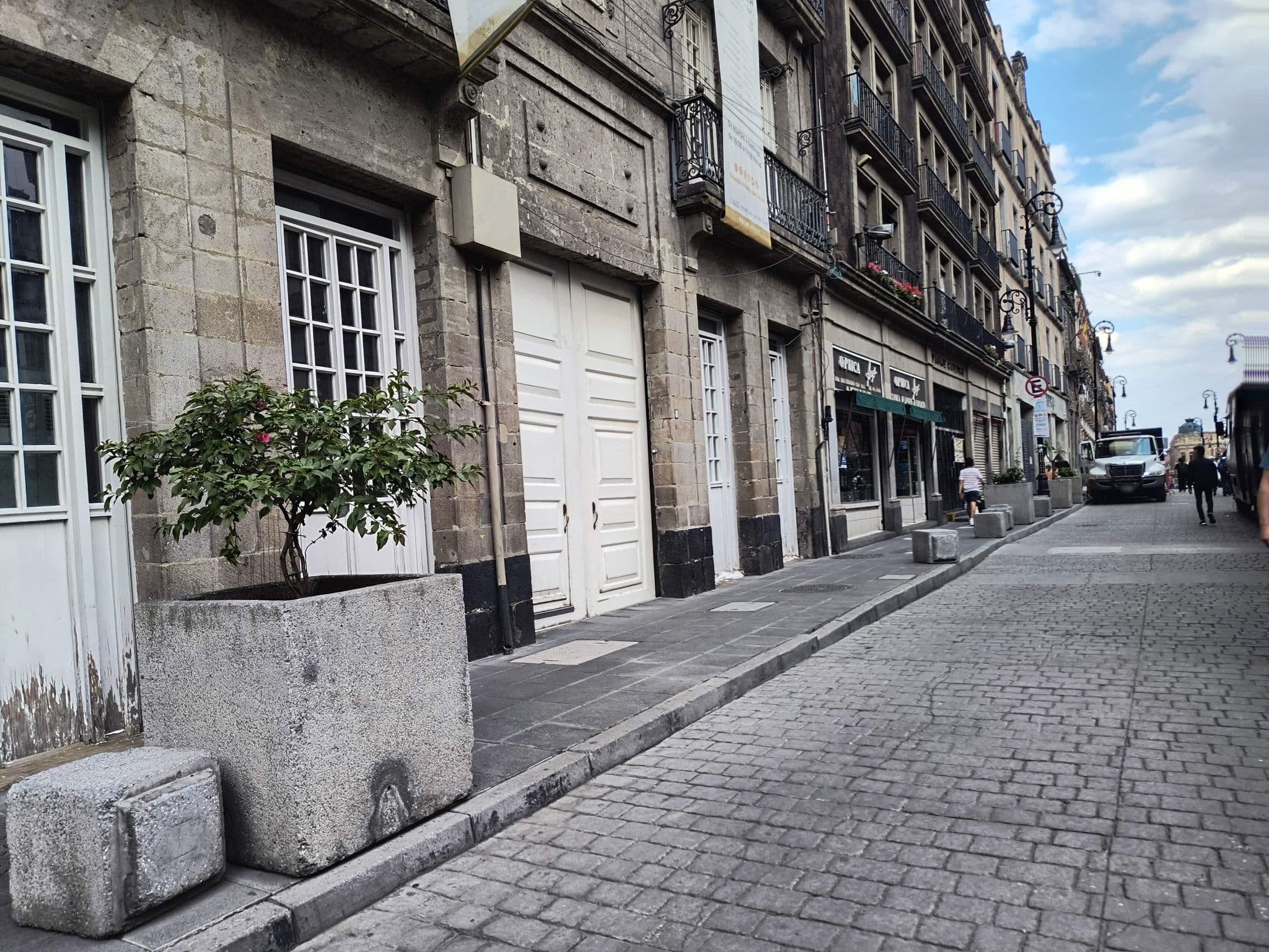 Street view near Hostelling International, Mexico City — © mapeadora (CC BY-SA · Mapillary)
