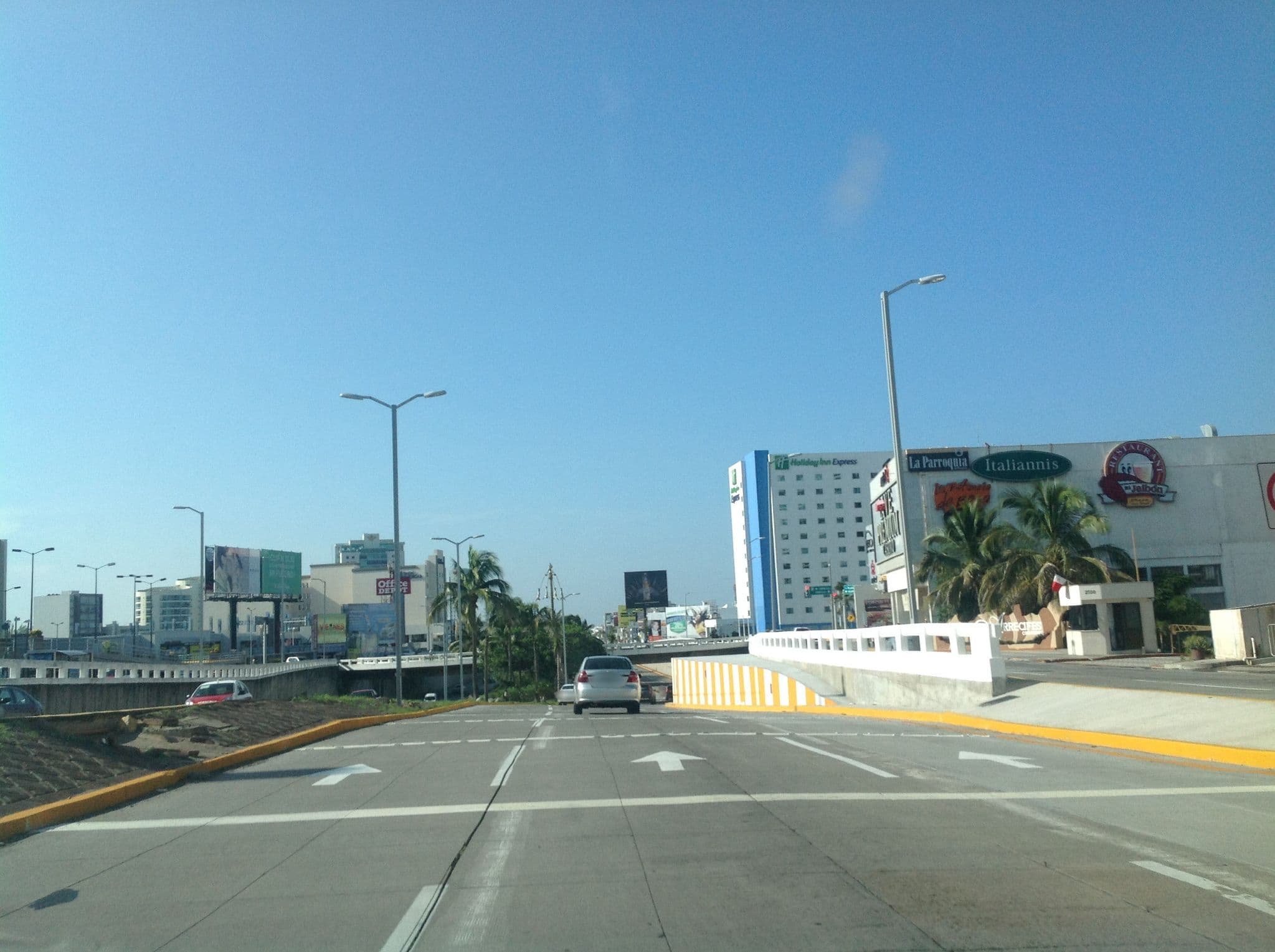 Street view near Holiday Inn Veracruz-Boca del Rio, Boca del Rio — © omarsansi (CC BY-SA · Mapillary)