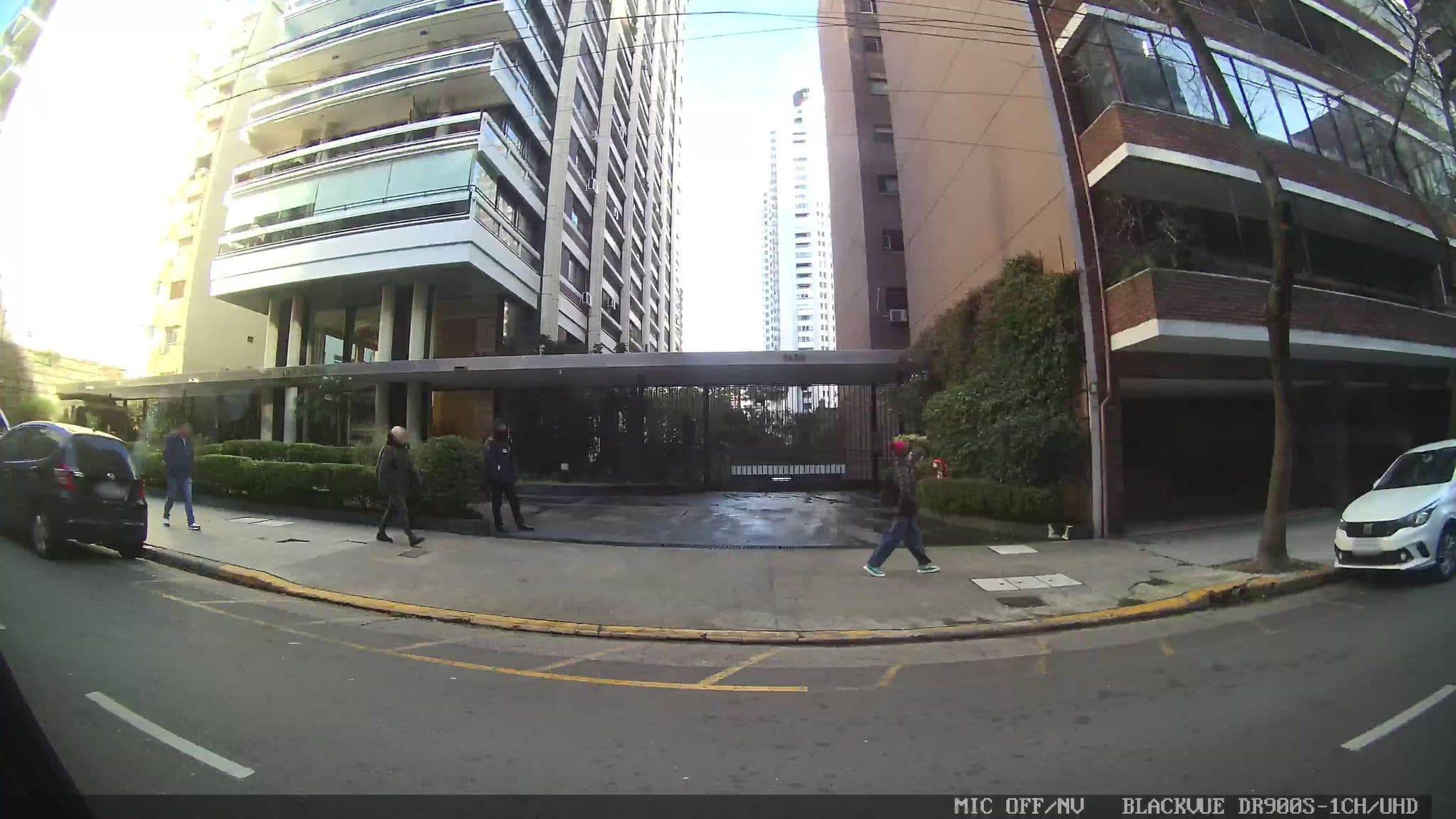 Street view near Luxury Apartments in Recoleta, Retiro — © kaart_3 (CC BY-SA · Mapillary)