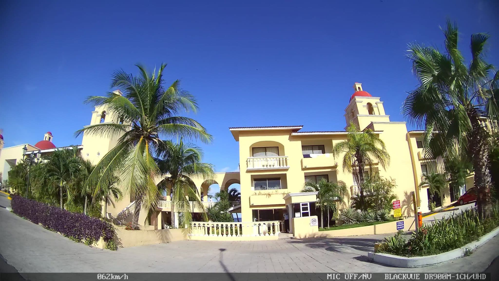 Street view near Hotel All Ritmo Cancún Resort & Waterpark, Cancún — © kaart_2 (CC BY-SA · Mapillary)
