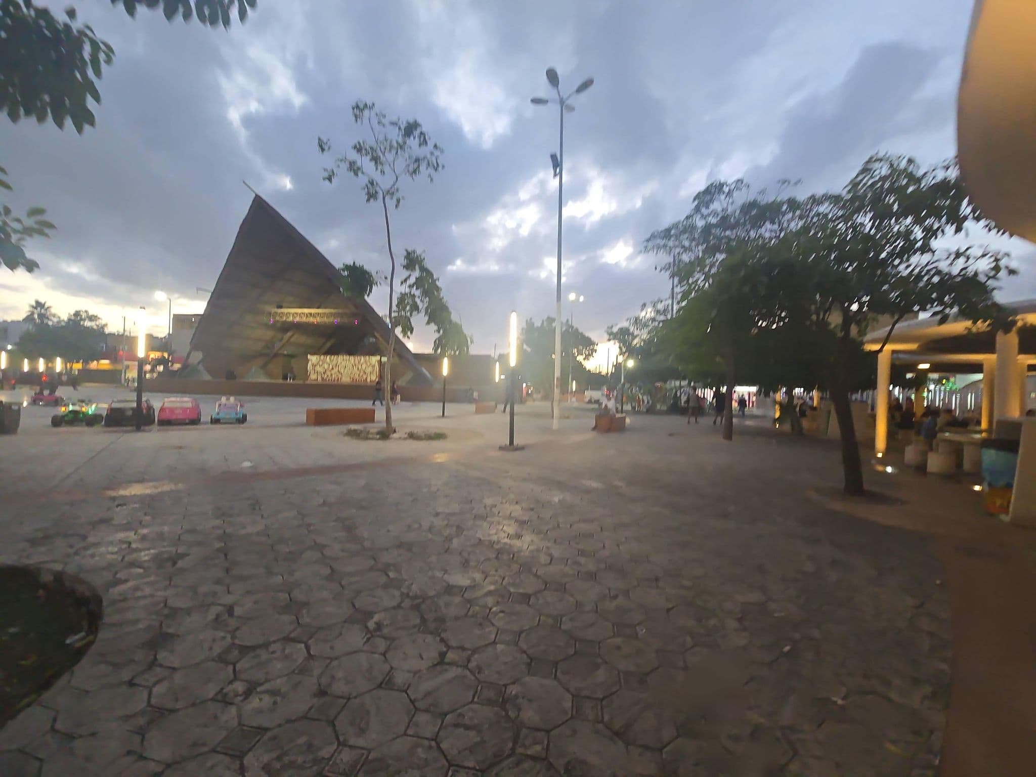 Street view near Chacmool Hostel, Cancún — © calleros (CC BY-SA · Mapillary)