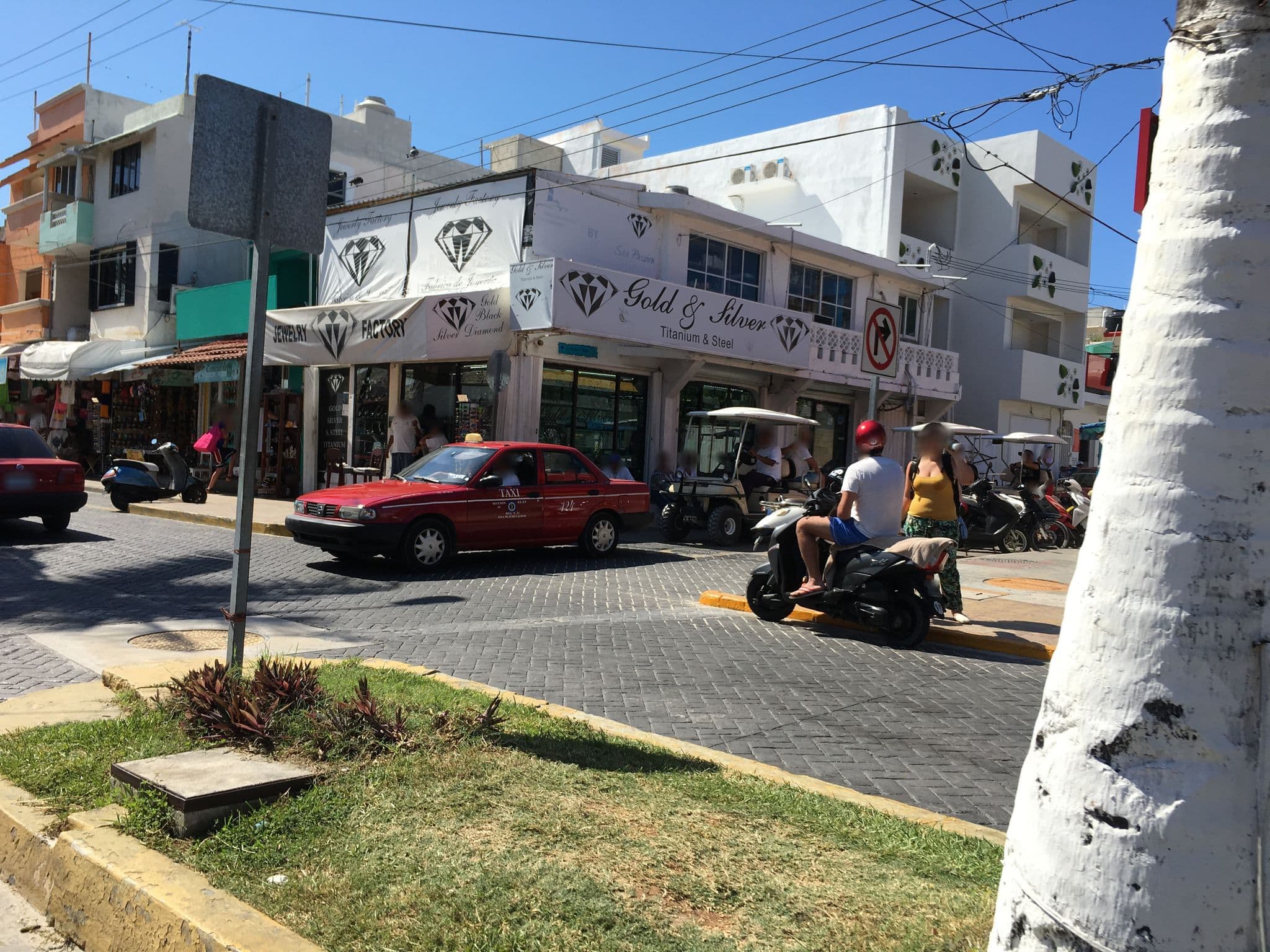 Street view near Casa Maraf Hotel Boutiqe Isla Mugeres, Isla Mujeres — © ccossio (CC BY-SA · Mapillary)