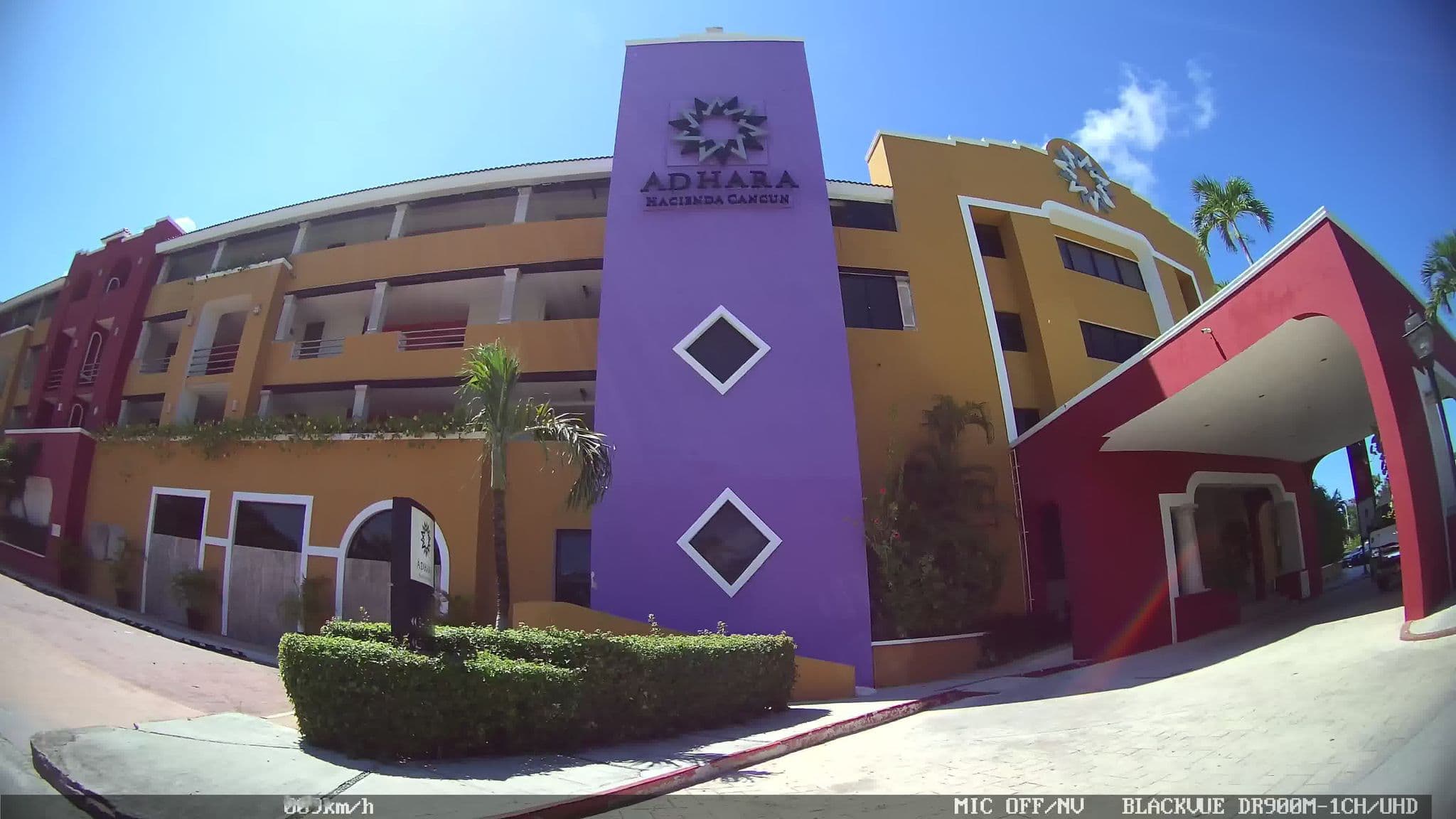 Street view near Radisson Hotel Hacienda, Cancún — © kaart_2 (CC BY-SA · Mapillary)