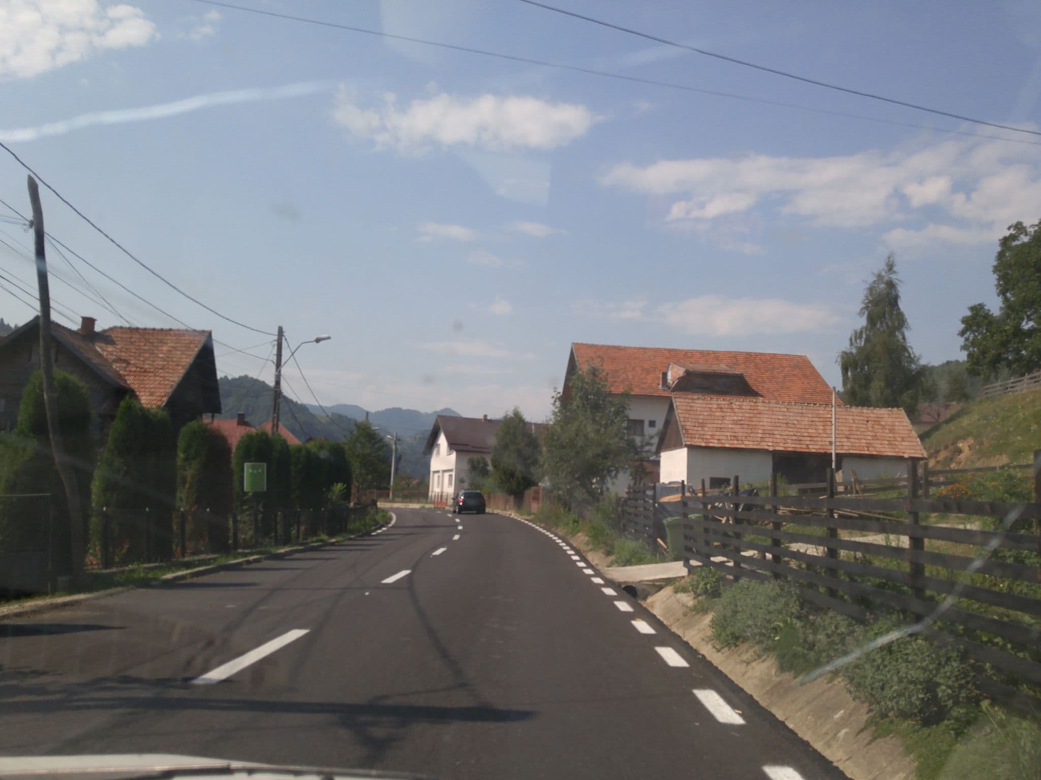 Street view near Pensiunea Gîrbacea, Moieciu de Jos — © baditaflorin (CC BY-SA · Mapillary)