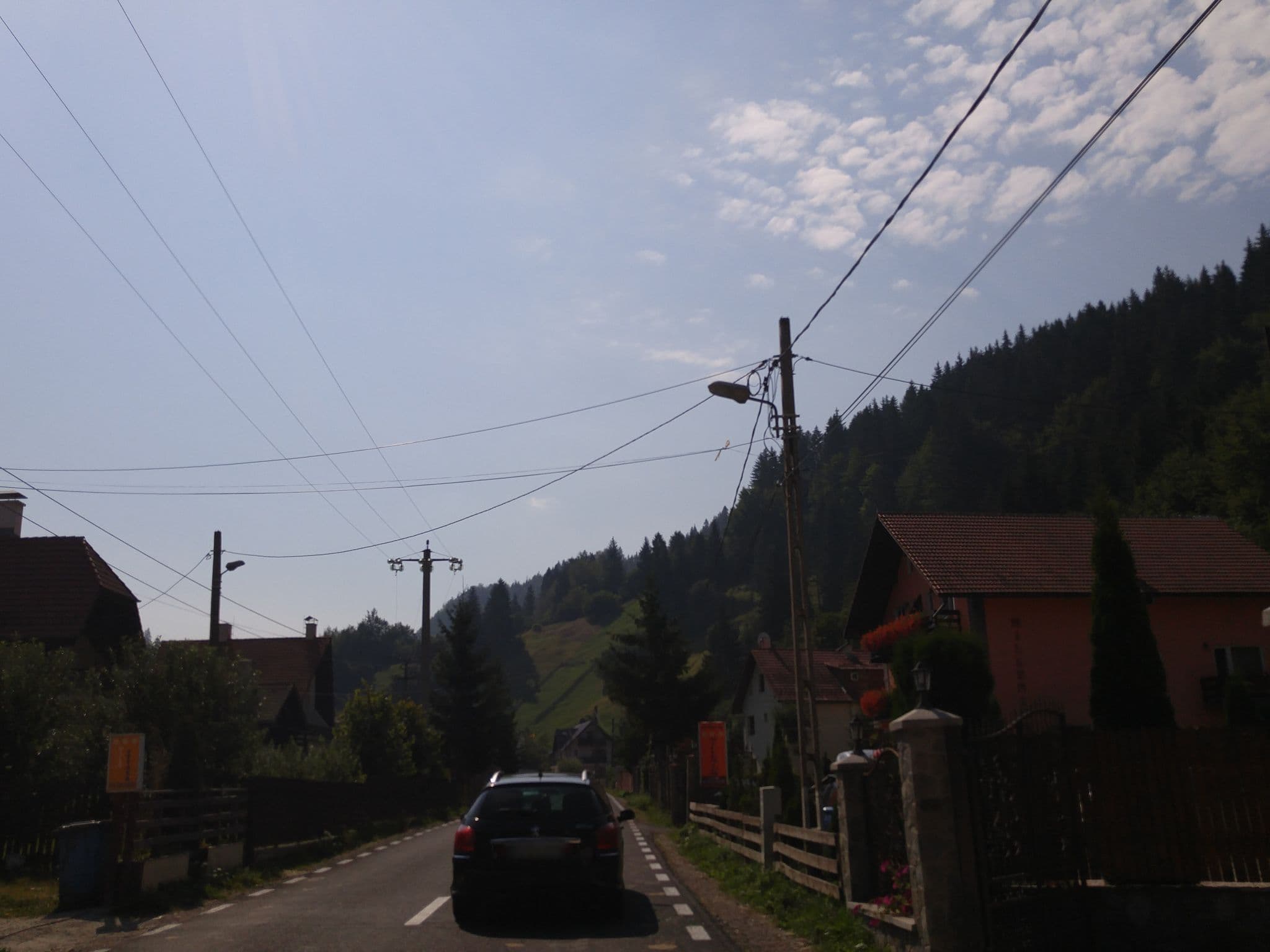 Street view near Pensiunea La munte, Moeciu de Jos