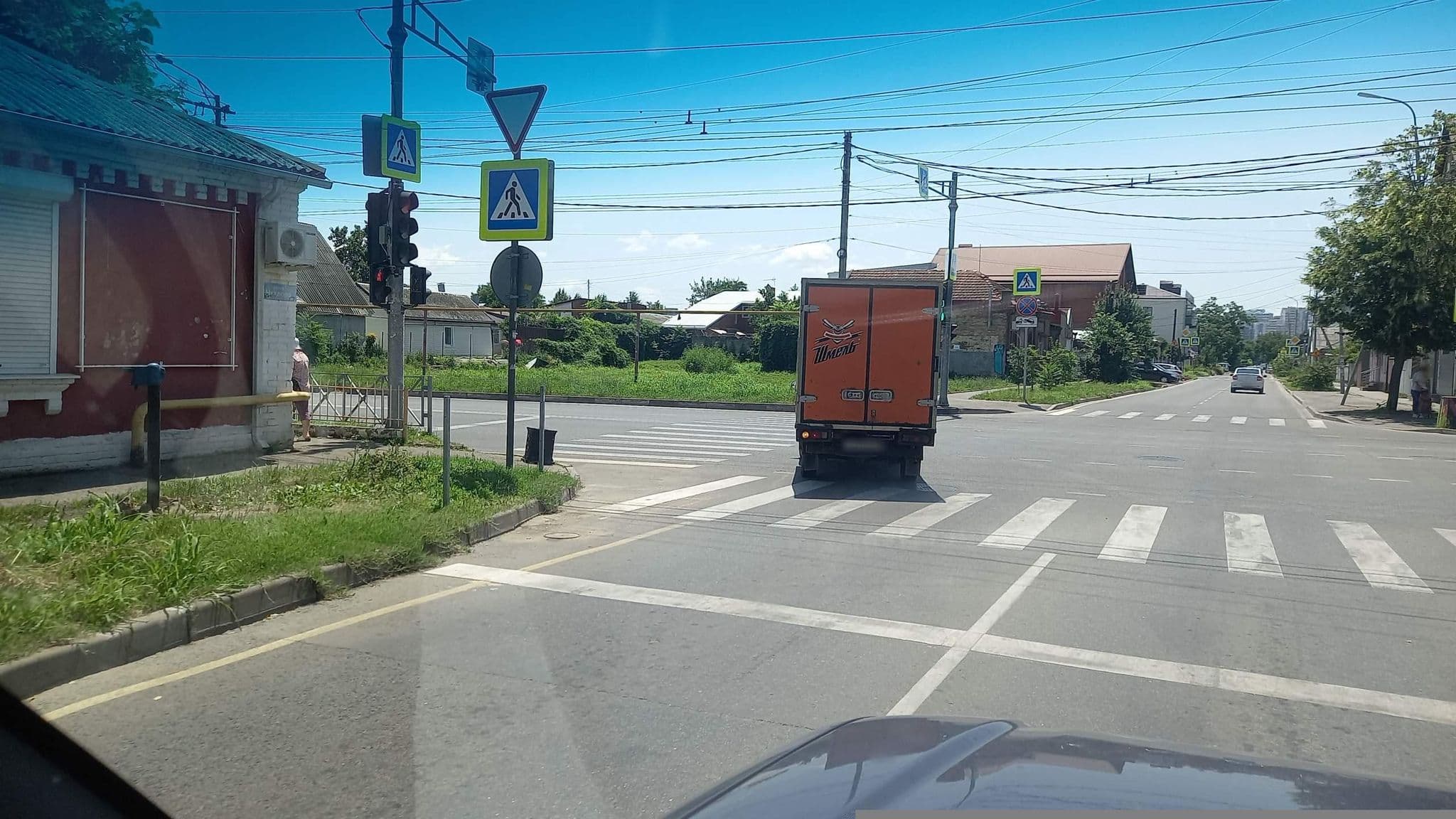 Street view near Гостиный Двор, Krasnodar — © azimuth (CC BY-SA · Mapillary)