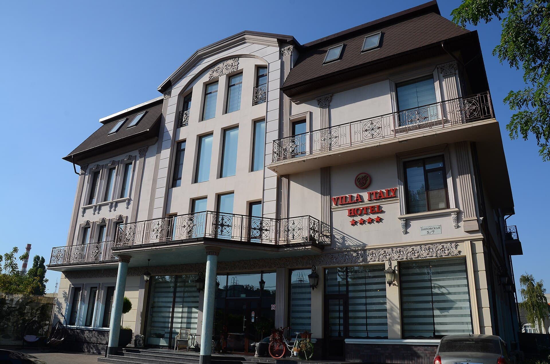 Hotel Villa Italy (via Wikimedia Commons, CC BY-SA 4.0)