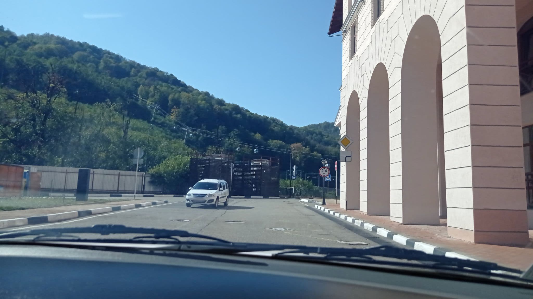 Street view near Горки Город, Аpart 45, Vysokoye — © petunder (CC BY-SA · Mapillary)