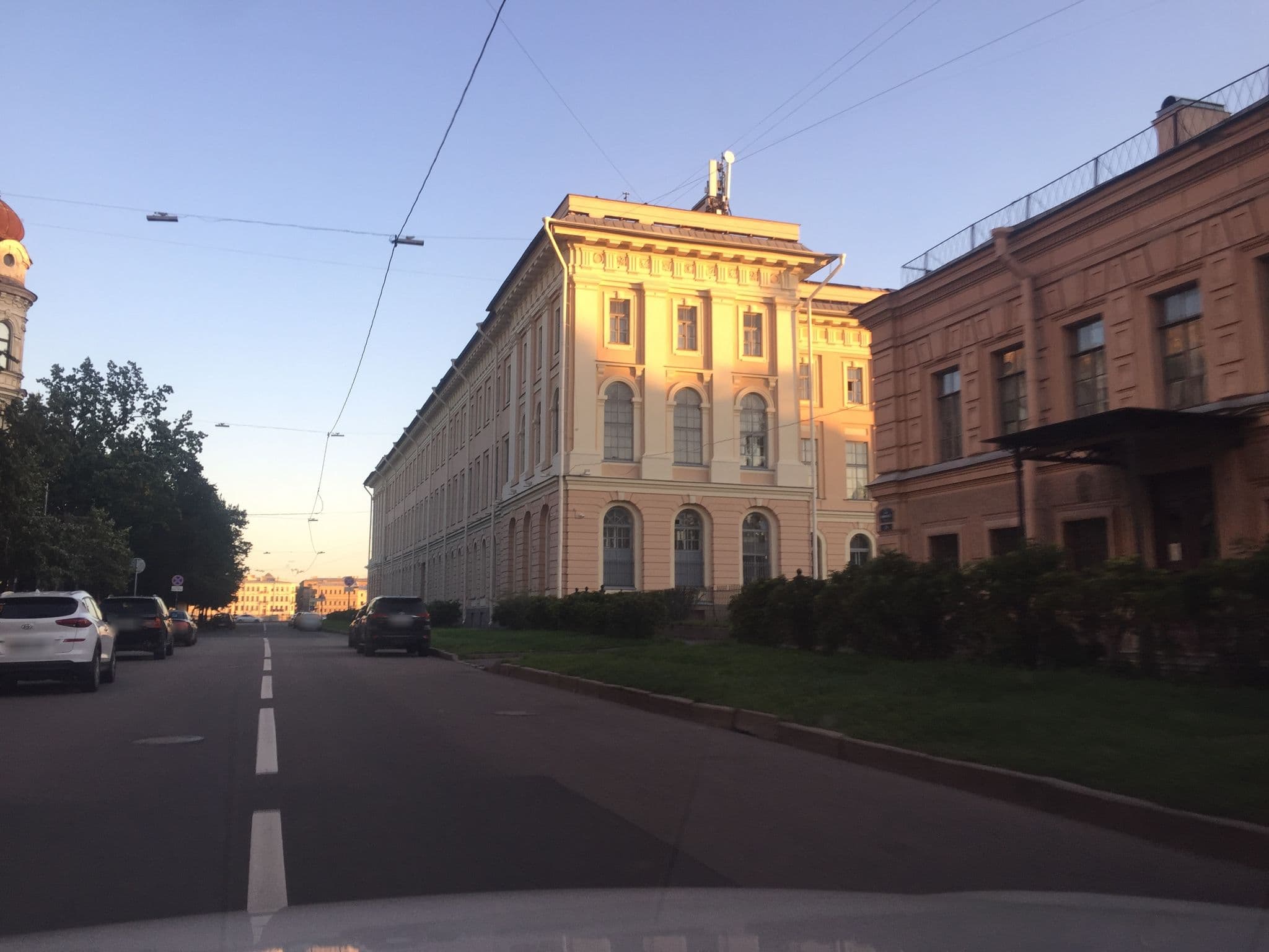 Street view near Гостиница РАХ, Saint Petersburg — © ser9ei999 (CC BY-SA · Mapillary)