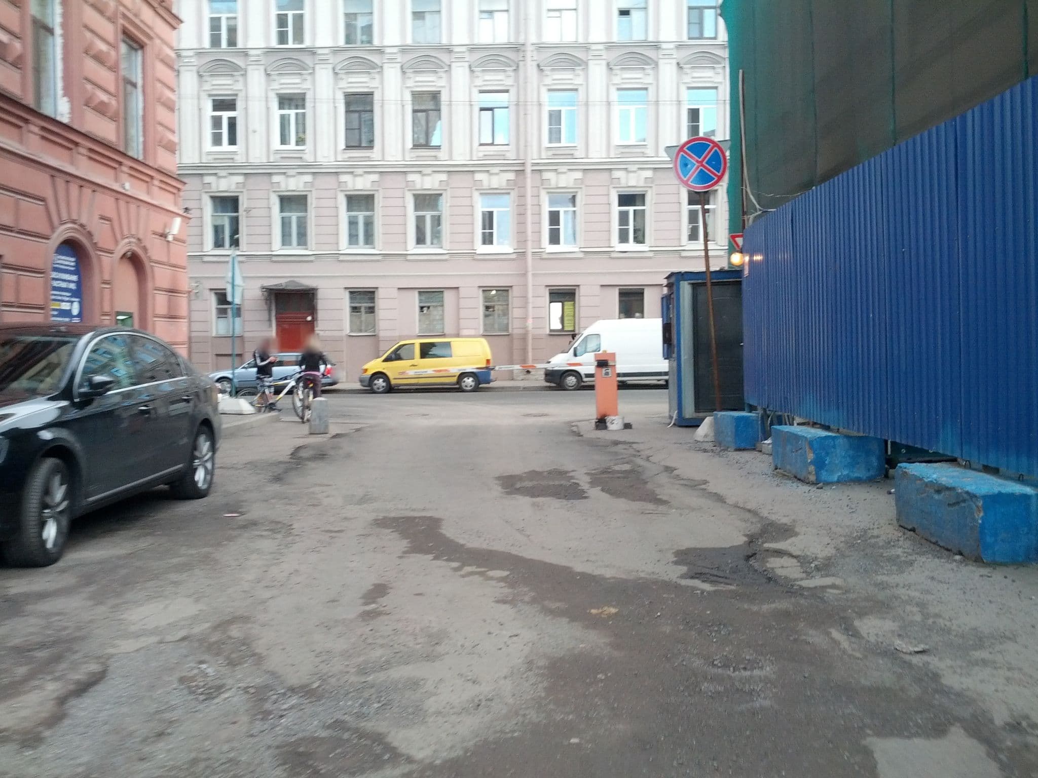 Street view near Fontanka River Apartments, Saint Petersburg — © kolen (CC BY-SA · Mapillary)