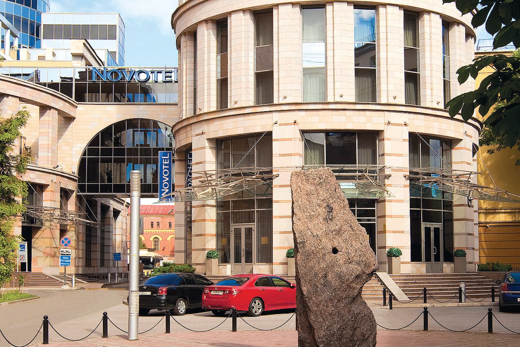 Novotel St. Petersburg Centre Hotel (via Wikimedia Commons, CC BY-SA 3.0)