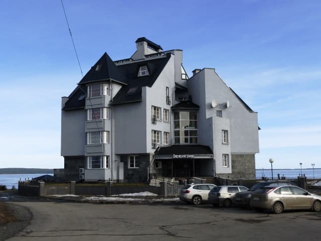 Онежский замок / Onega Castle Hotel (via Wikimedia Commons, CC BY-SA 3.0)