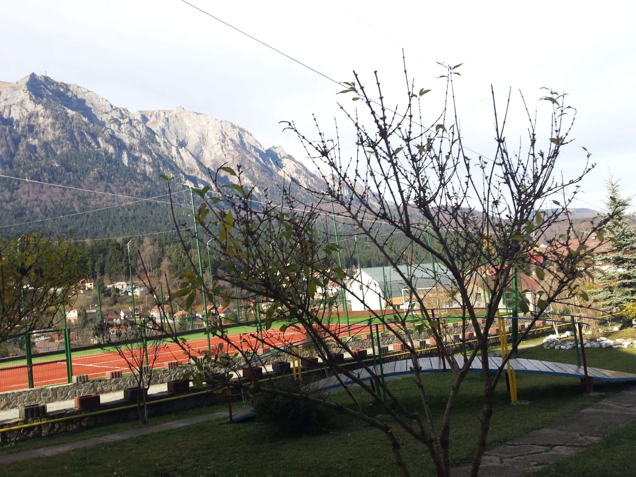 Street view near Complex Zamora, Buşteni