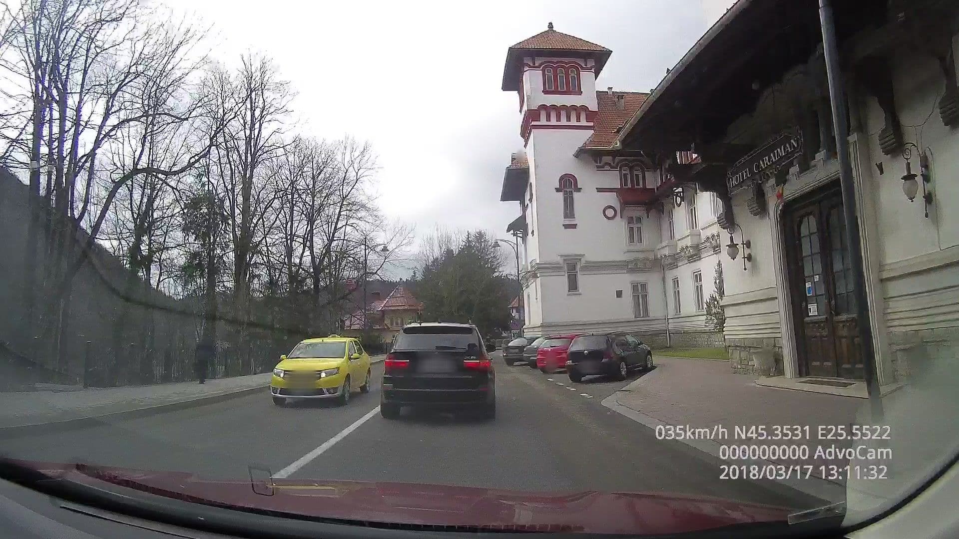 Street view near Hotel Caraiman, Sinaia — © tavi (CC BY-SA · Mapillary)