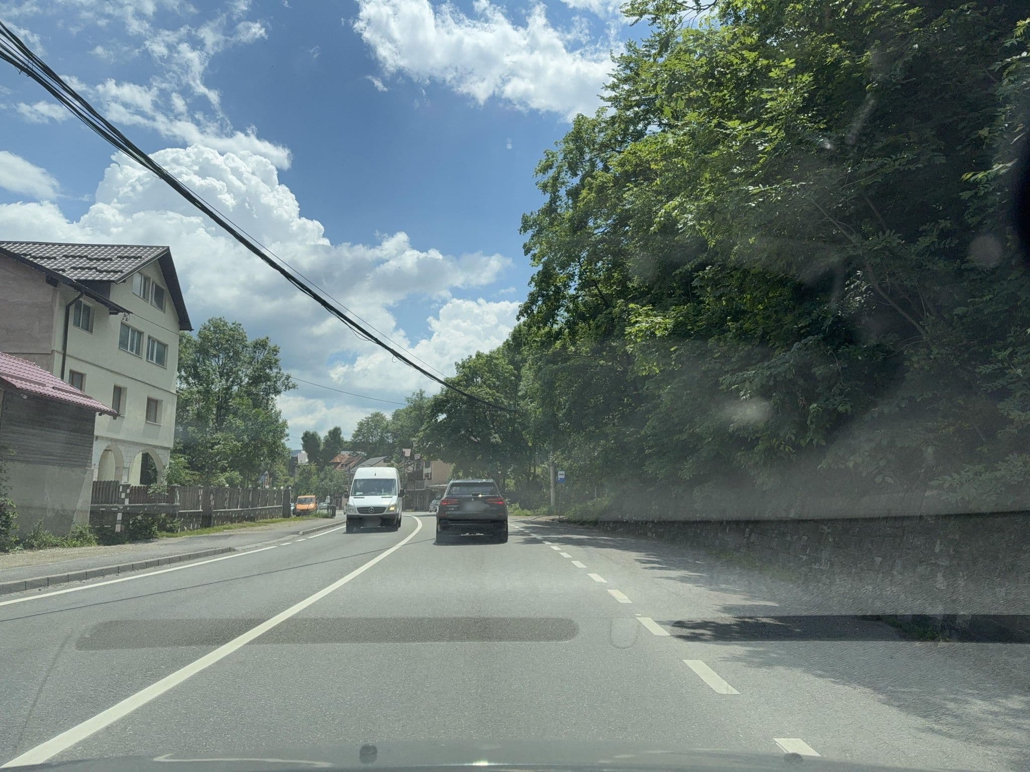 Street view near Pensiunea Alexandra, Sinaia — © tavi (CC BY-SA · Mapillary)