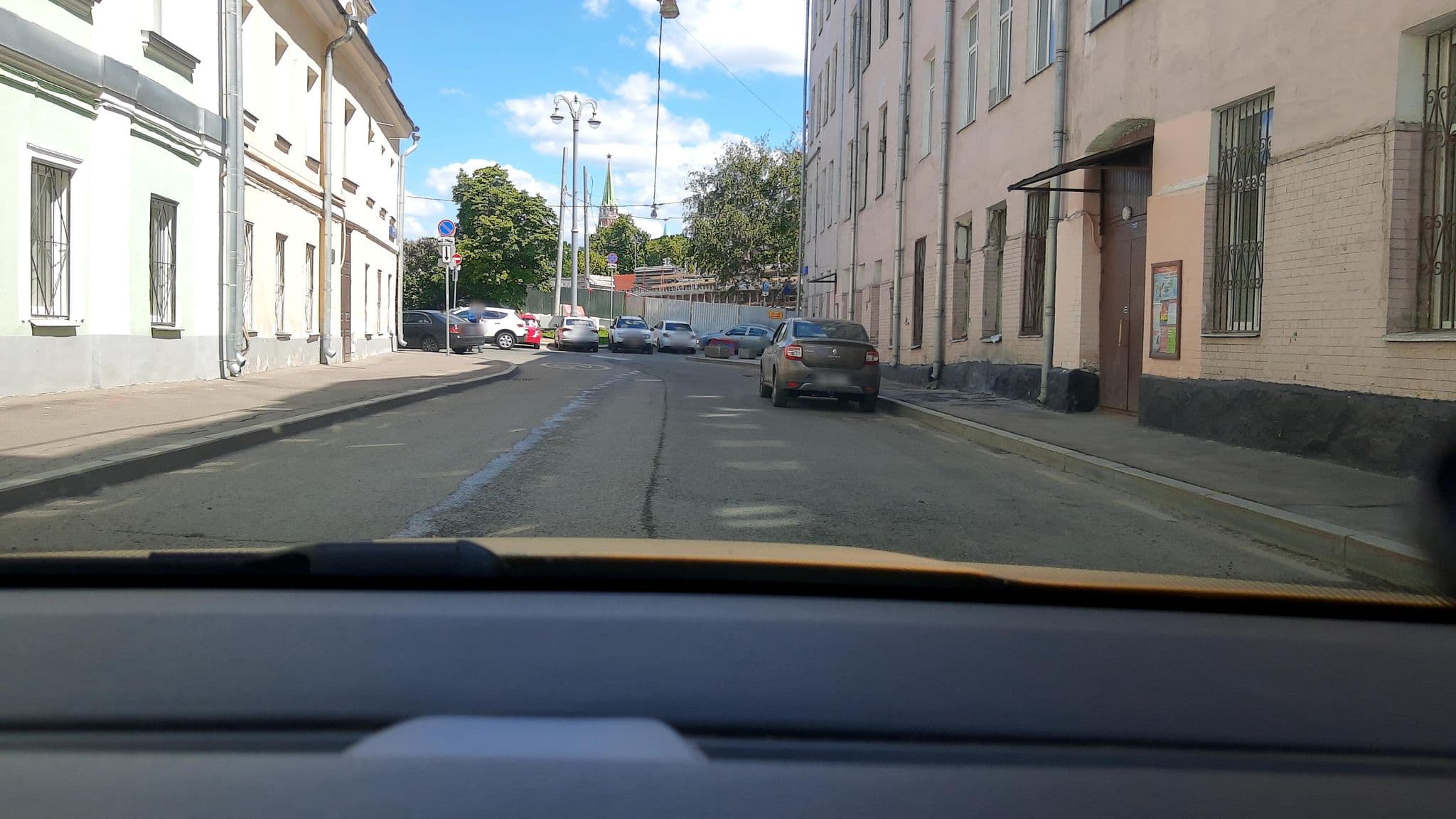 Street view near Кремлёвский, Moscow — © phoneuploader (CC BY-SA · Mapillary)